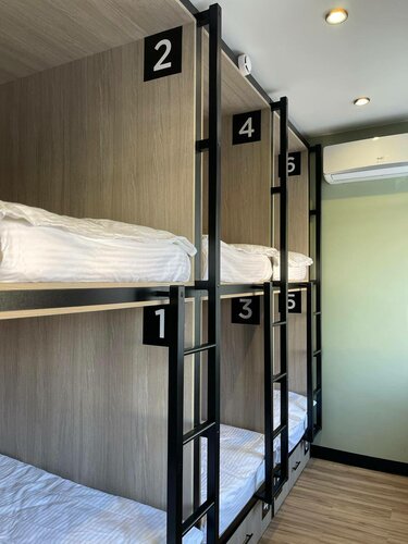 Капсула в шестиместном капсульном номере с кондиционером и индивидуальными шкафчиками в Чайный путь