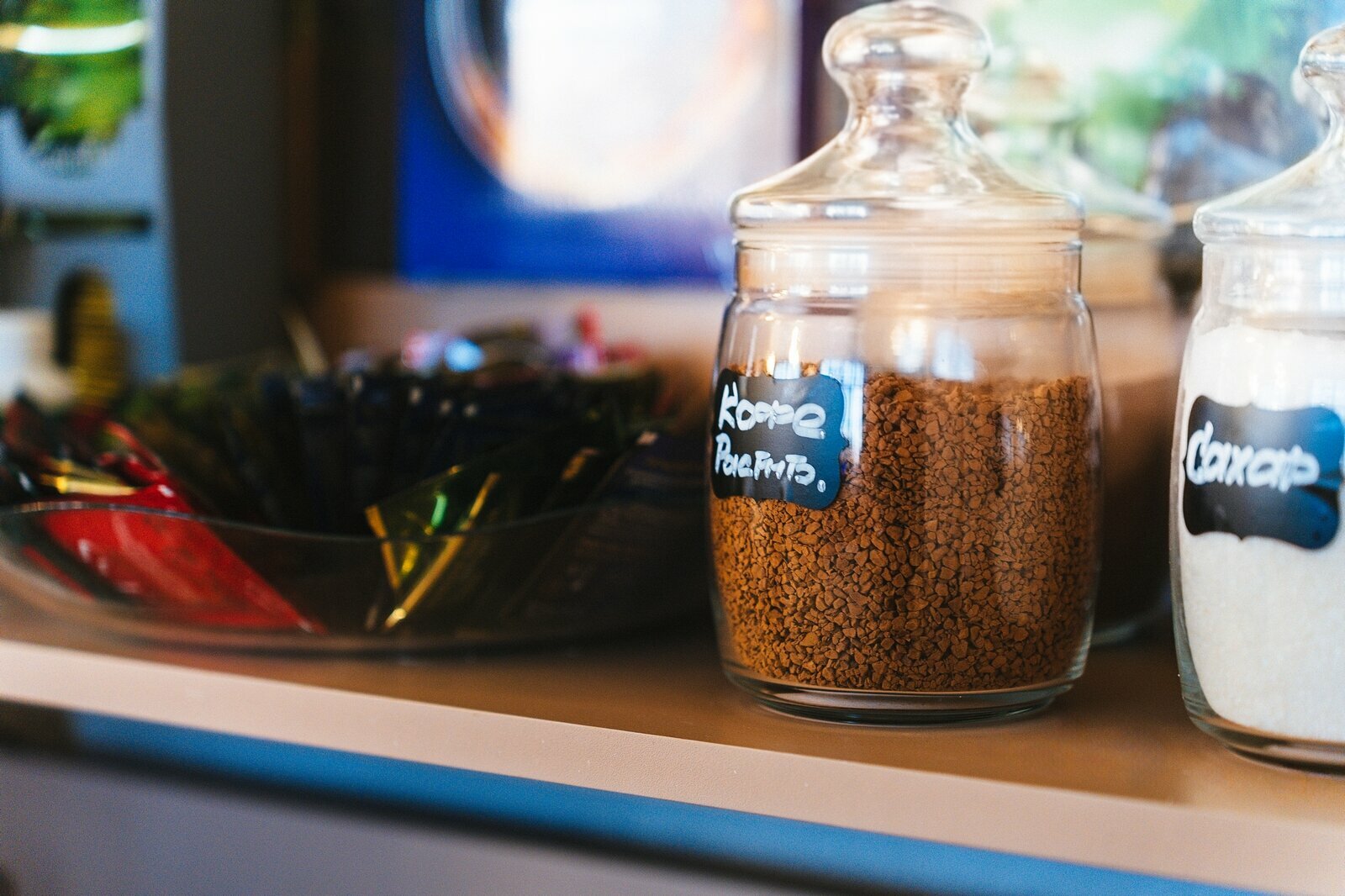 Номер эконом с двухспальной кроватью, окно выходит в коридор