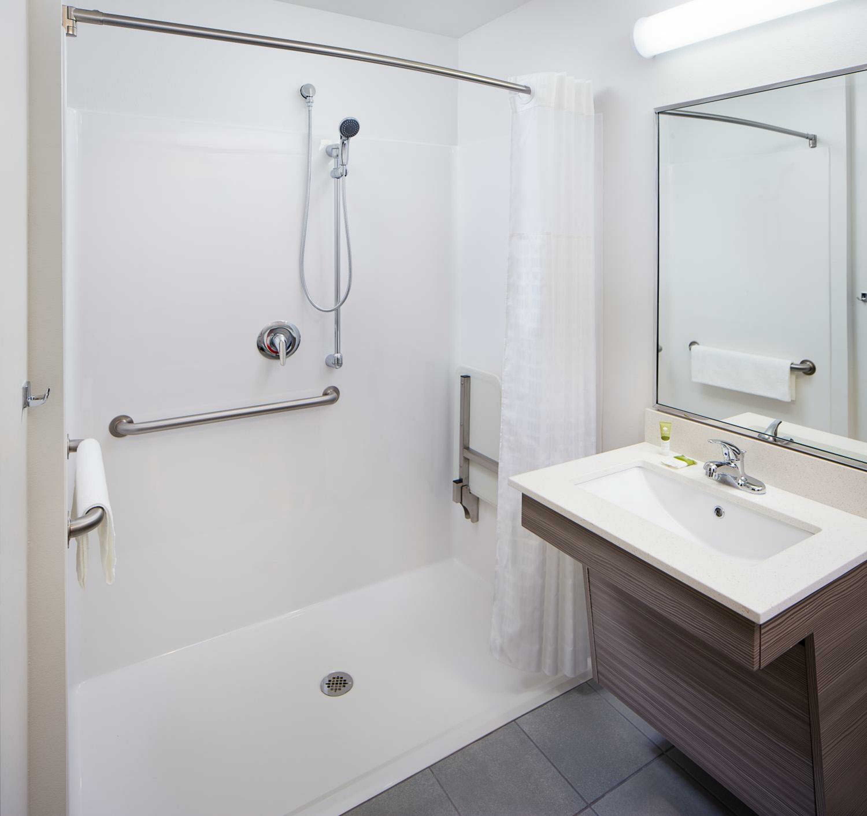 Queen Room  with Roll-In Shower - Disability Access/Non-Smoking