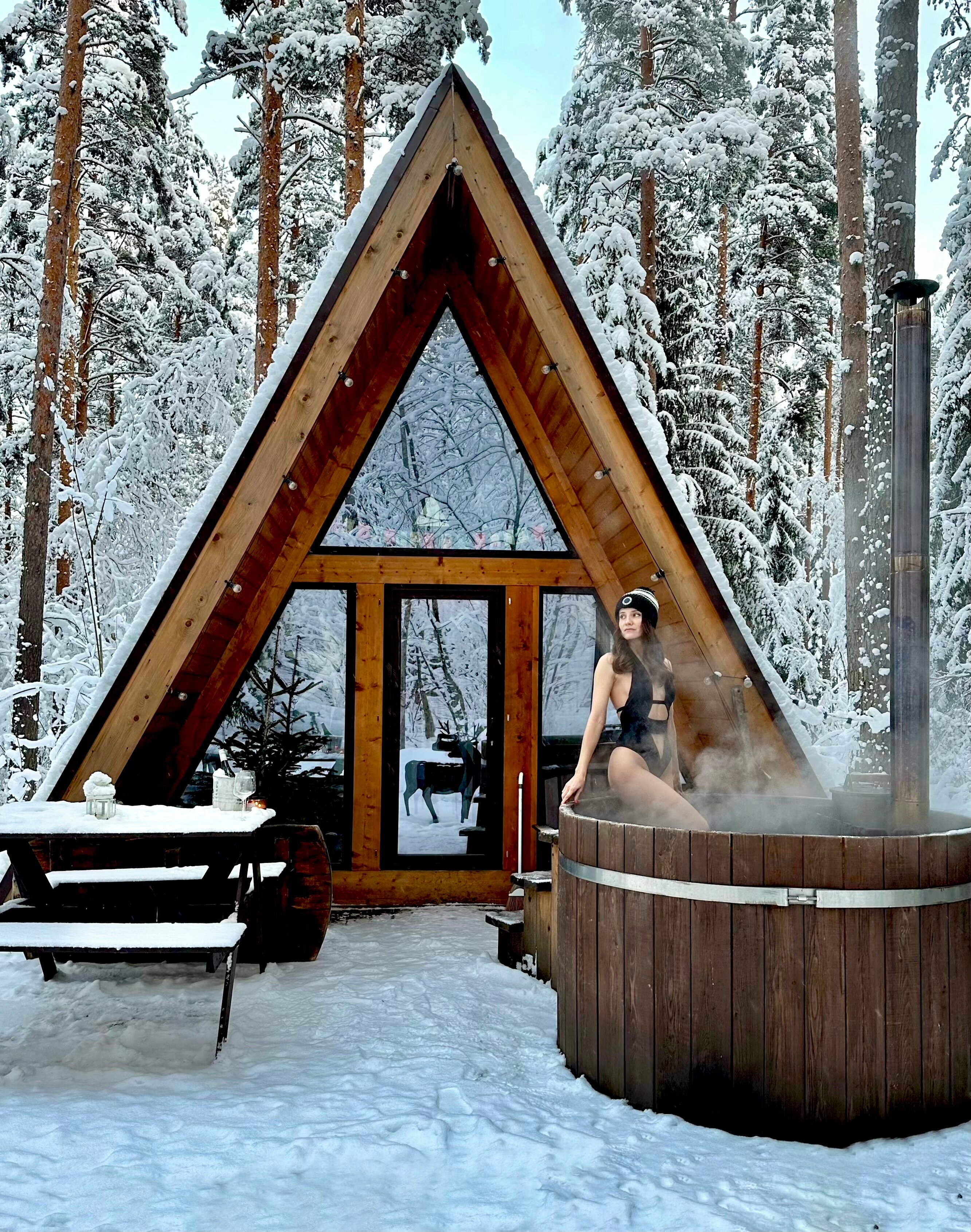 Белый домик с купелью