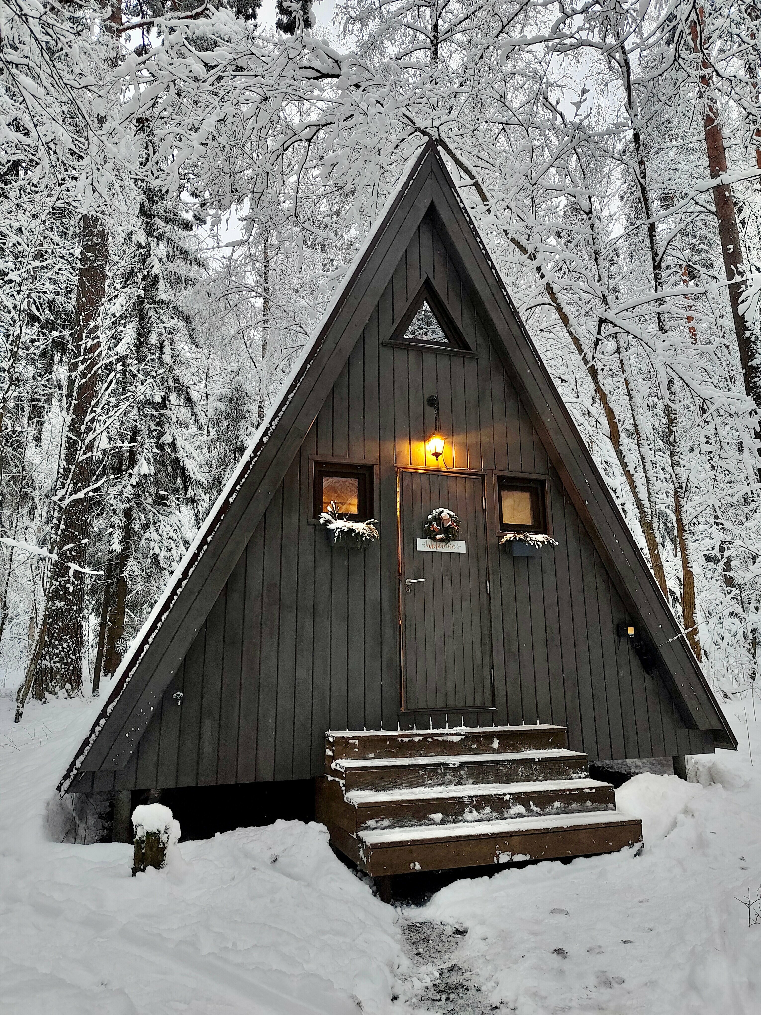 Серый домик с купелью