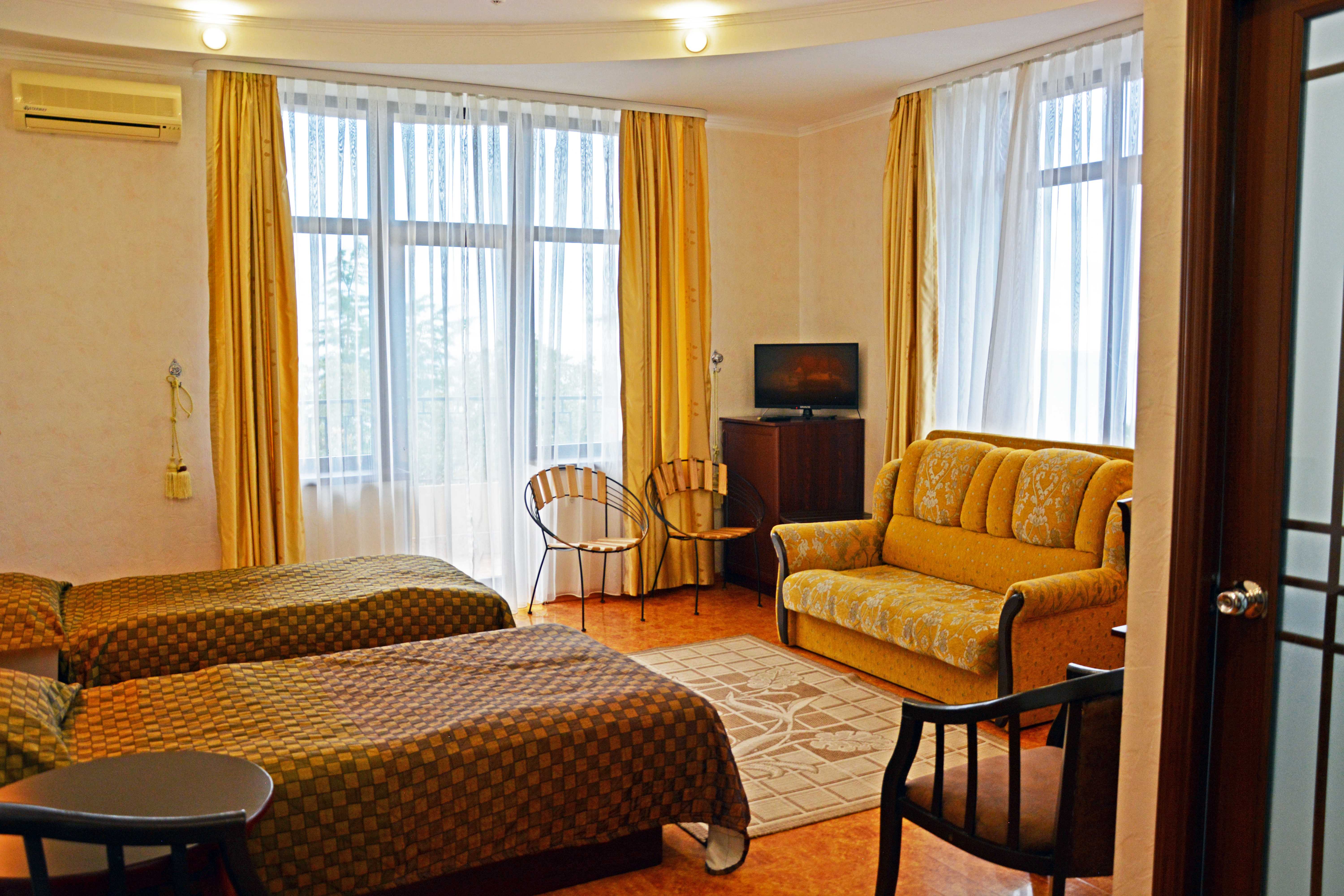 Стандартный номер с 2 односпальными кроватями и диваном