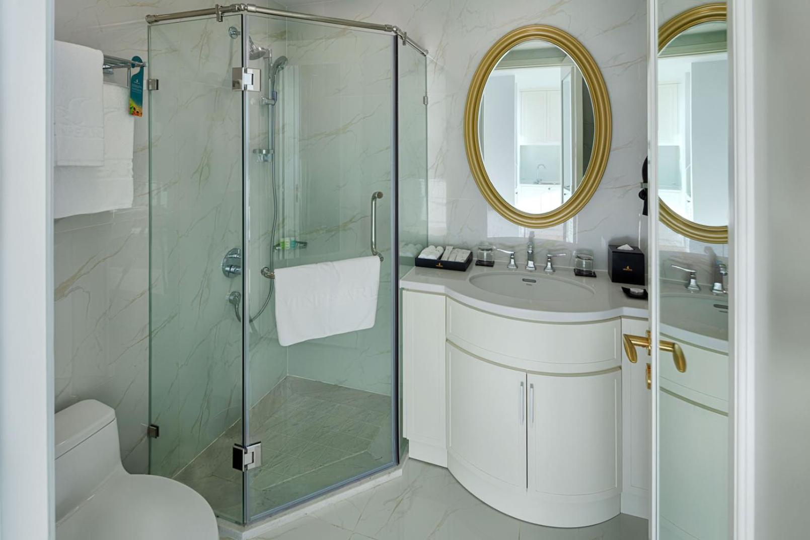 Studio City View King Bed - VinWonders Park Access