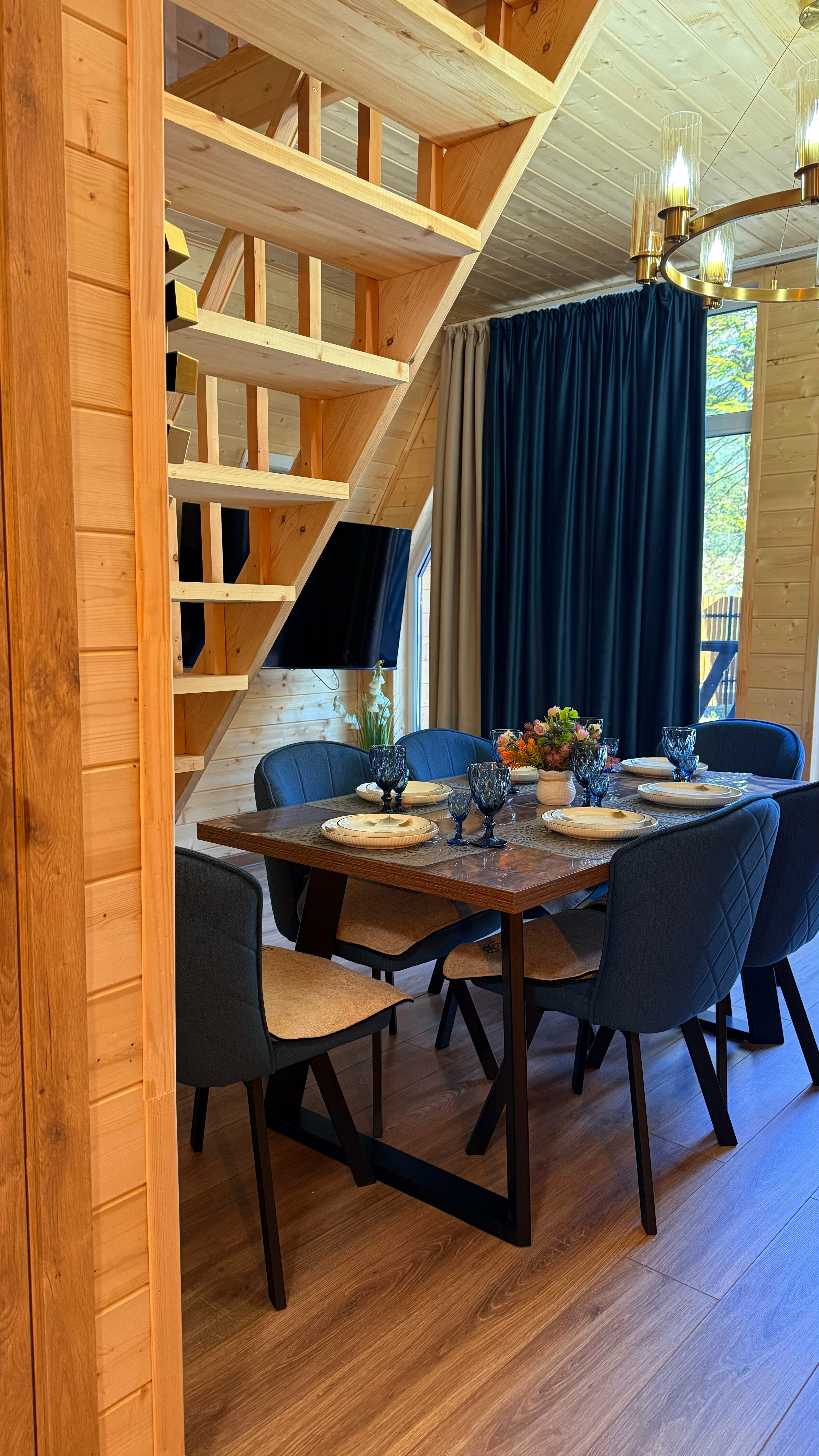 Афрейм с видом на горы и лес