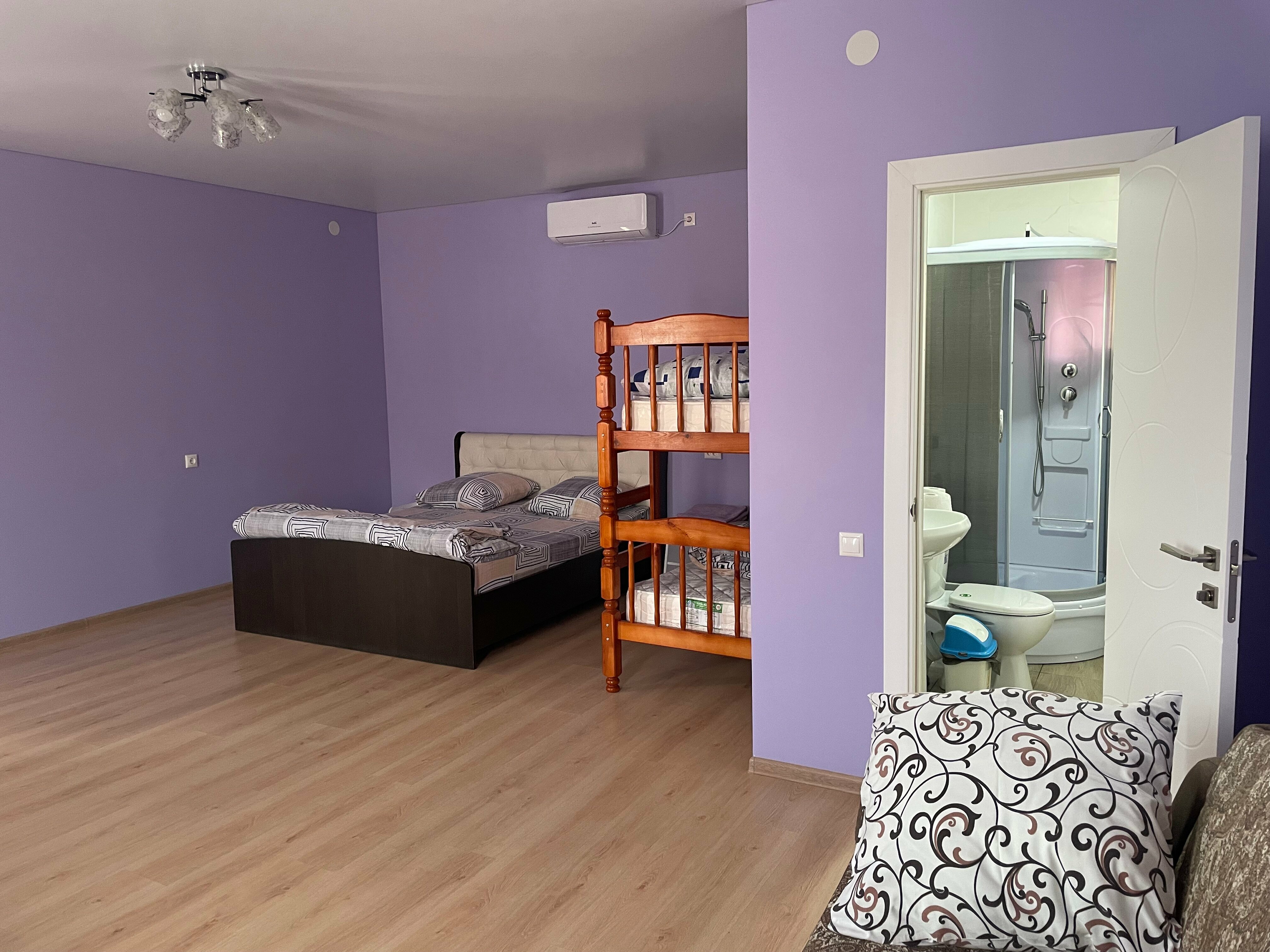 Cемейный номер с собственной ванной комнатой