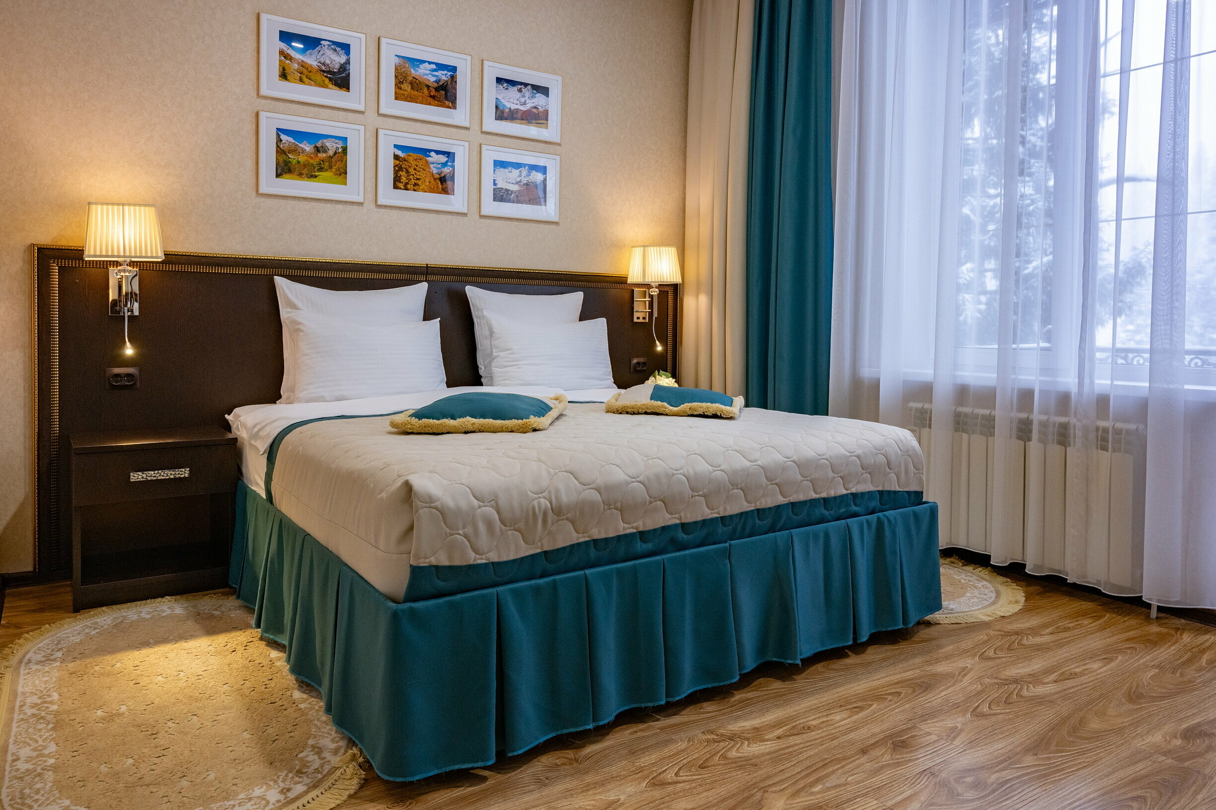 Стандартный двухместный номер с двуспальной кроватью и балконом с видом на горы