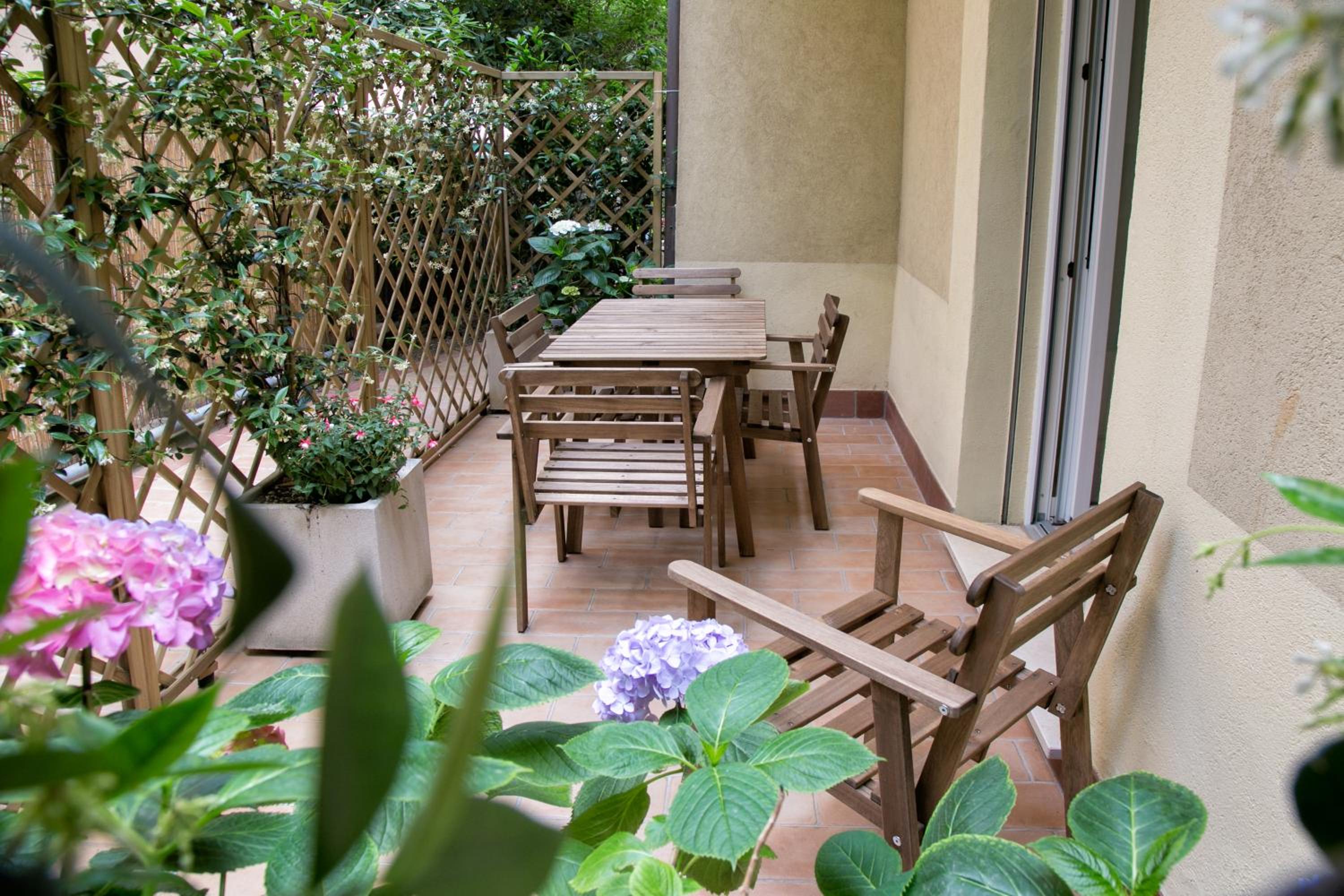 One-Bedroom Apartment with Private Patio - Ground Floor (5 Adults)
