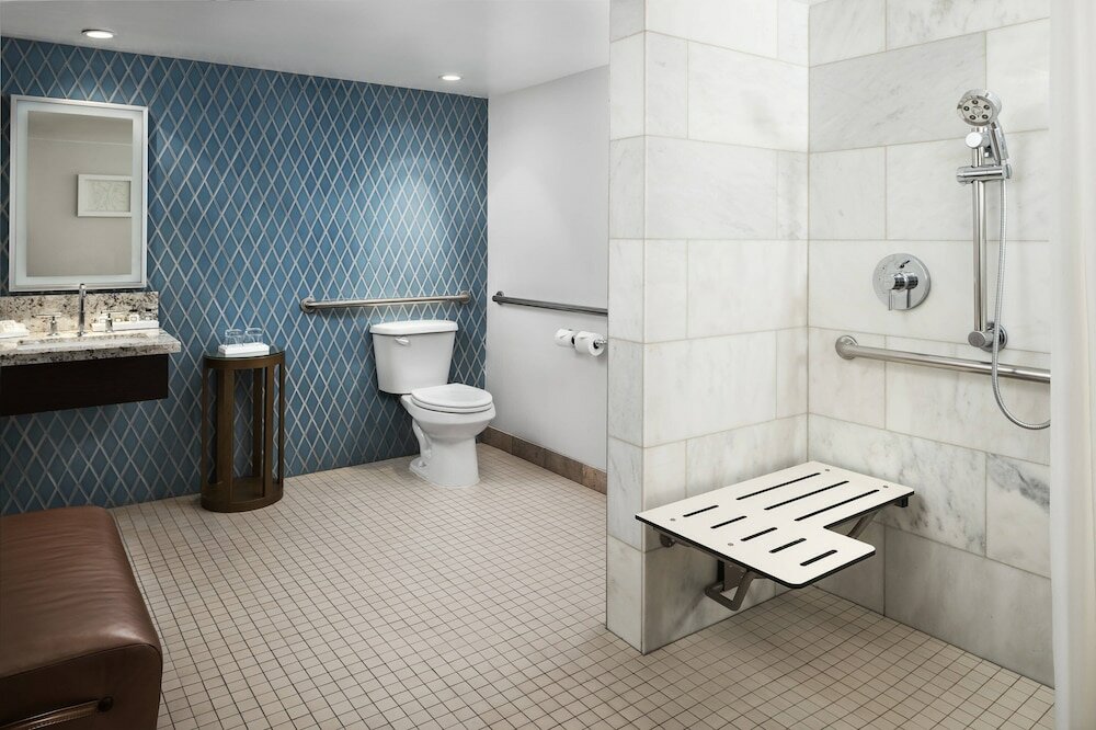 Room, 1 Queen Bed (Mobility/Hearing Access, Roll-In Shwr)