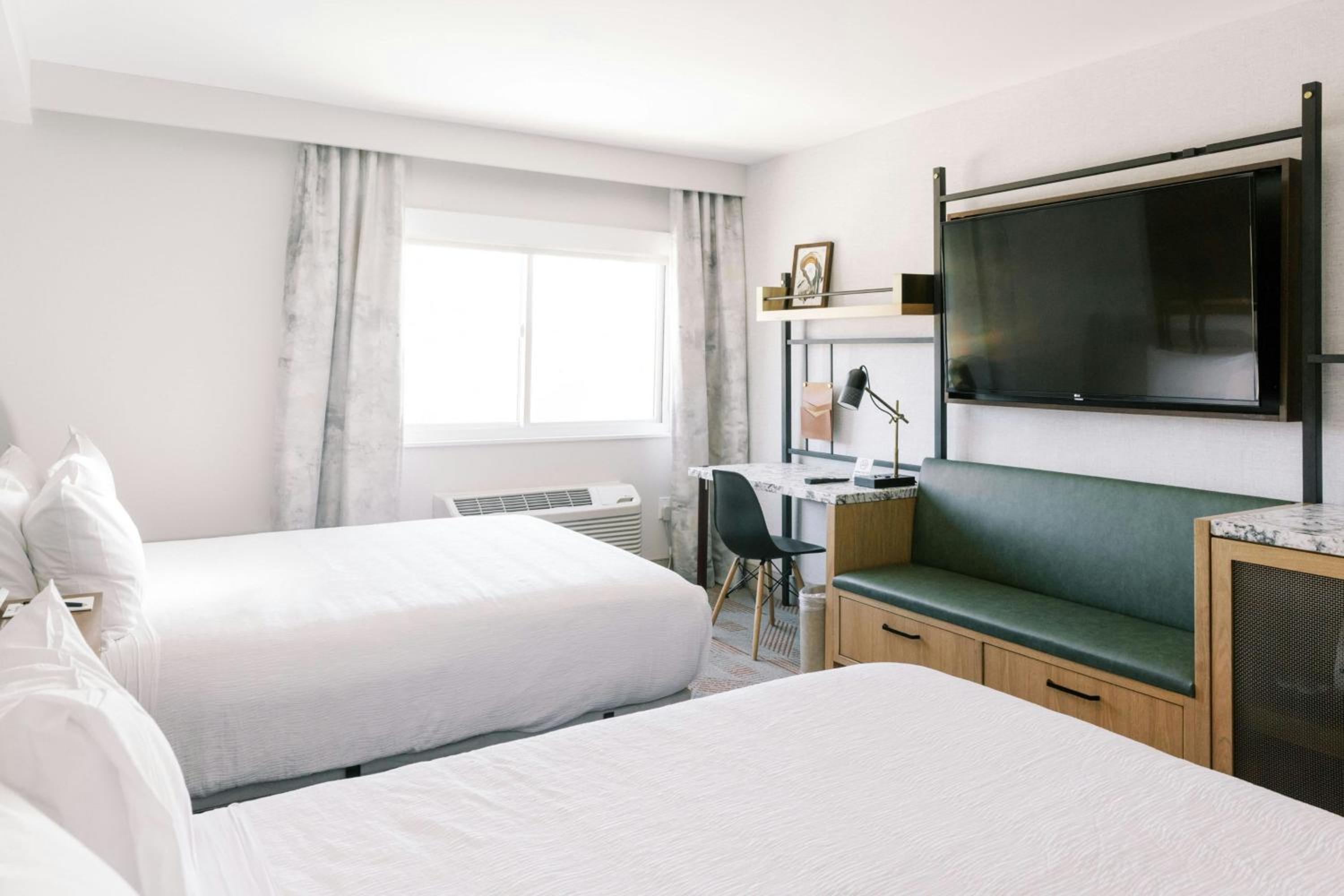 King Room with Roll-In Shower - Mobility Accessible