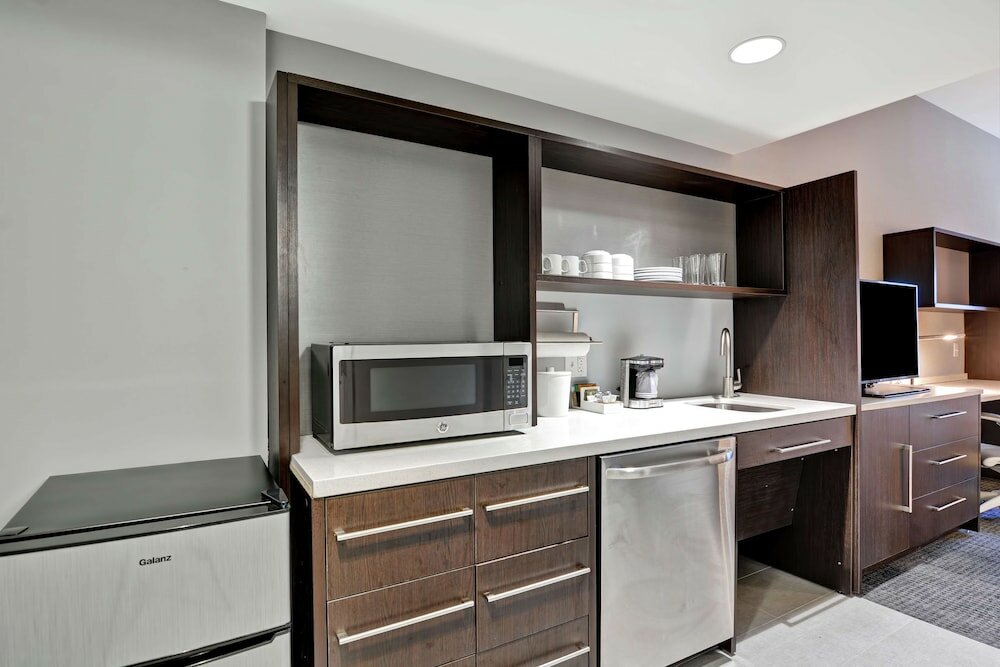 Studio, 1 King Bed, Accessible (Roll-In Shower)