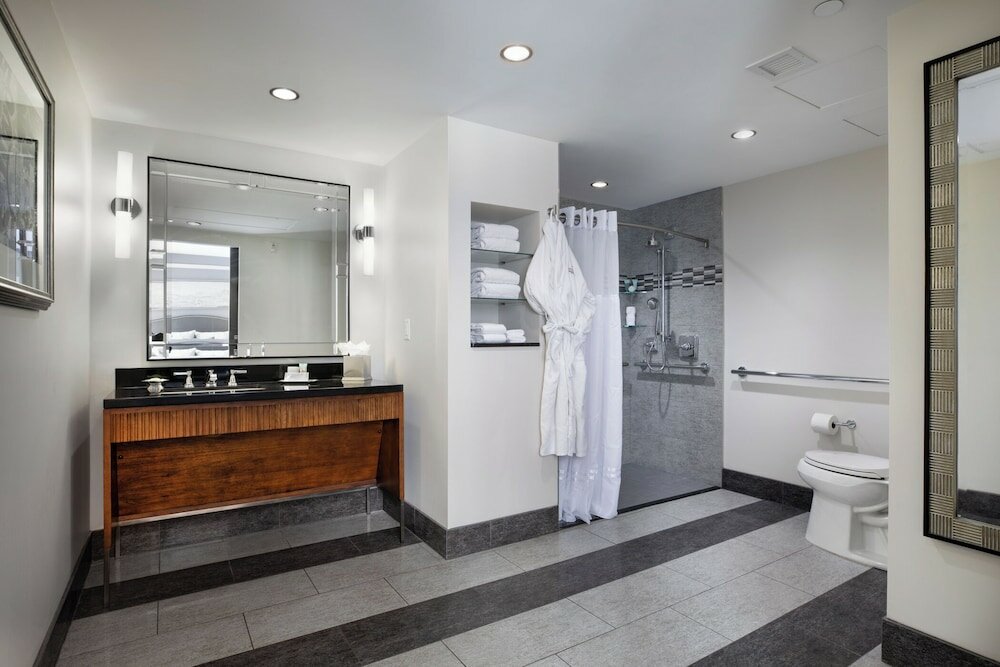 Executive Room, 1 King Bed, Corner (Mobility/Hearing Access, Roll-In Shwr)