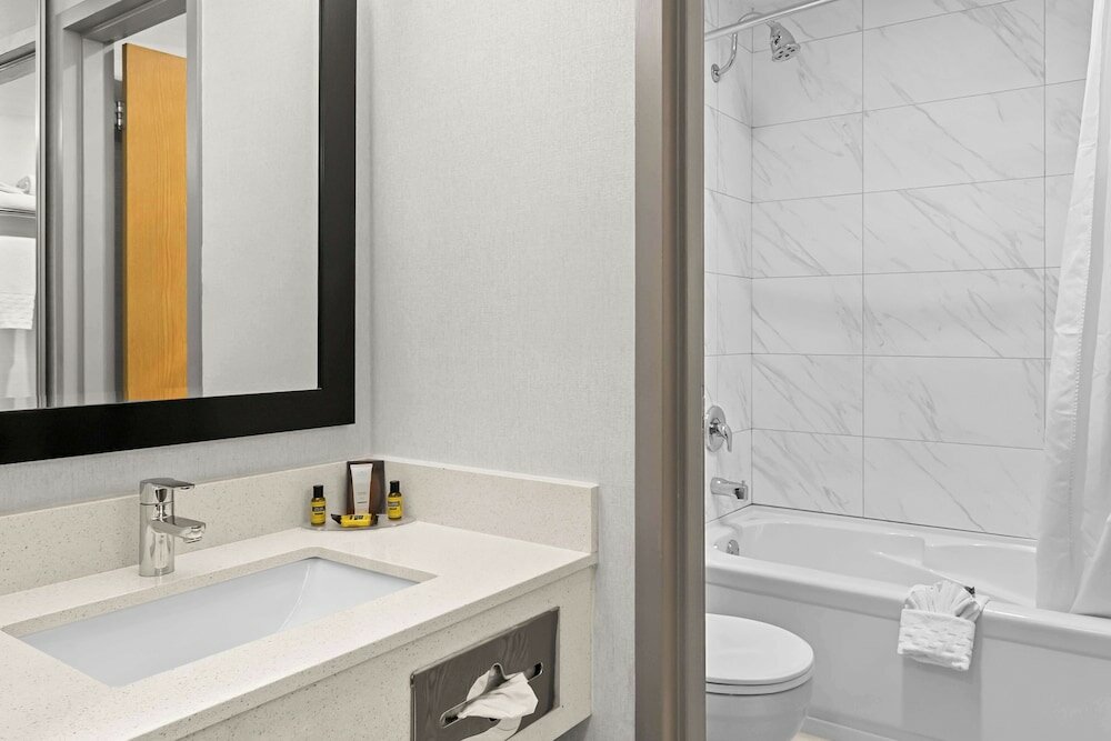 Suite, 1 Queen Bed, Non Smoking, Refrigerator