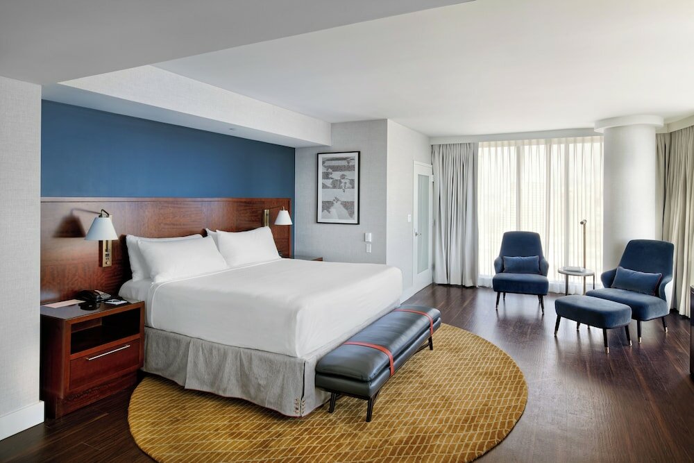 Junior Suite, 1 King Bed, Accessible Bathtub (Mobility)