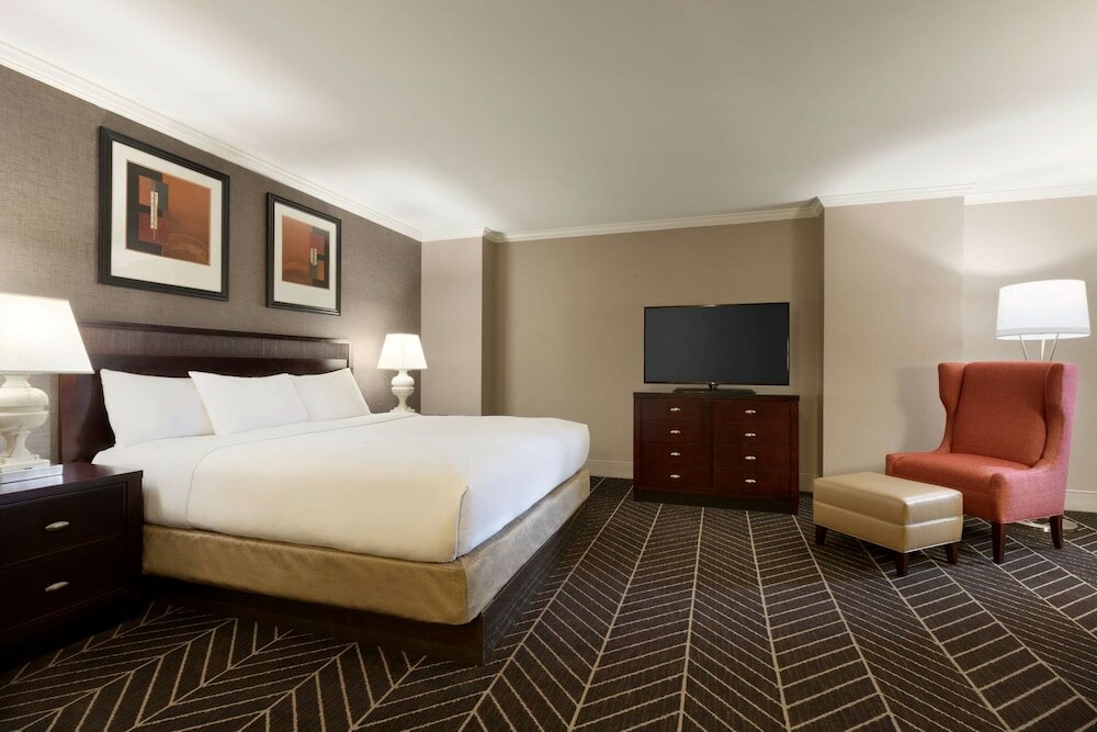 Room, 1 King Bed, Accessible, Corner (Roll-In Shower)