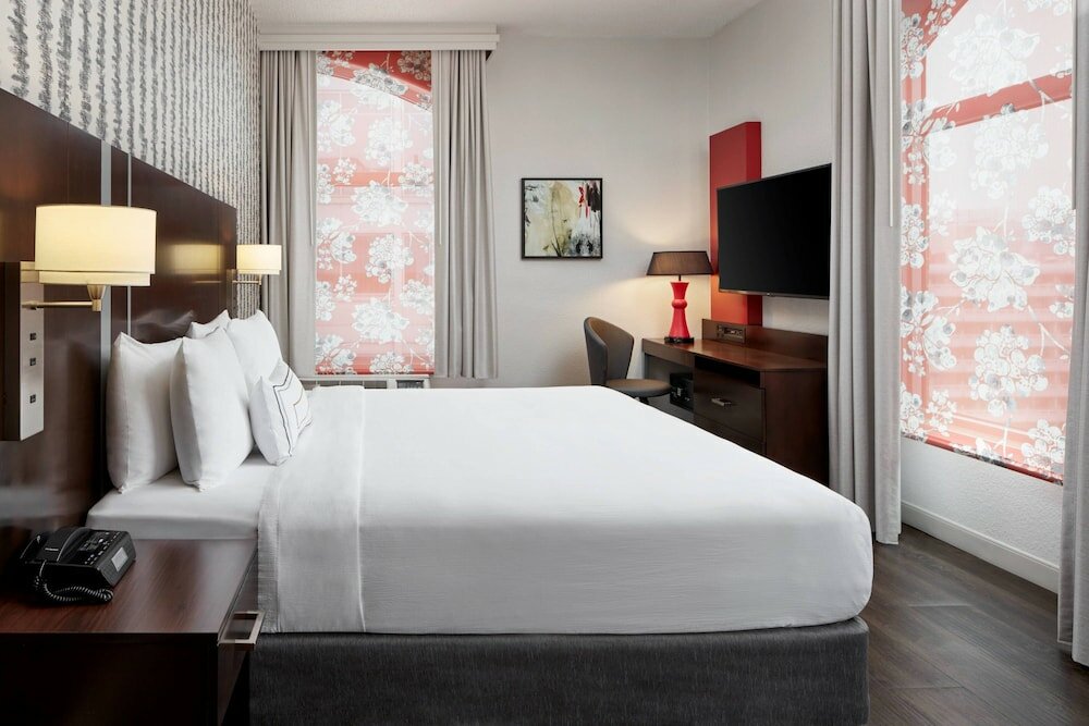 Room, 1 King Bed (Mobility/Hearing Access, Roll-In Shwr)
