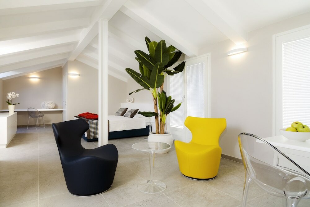 Design Suite, 1 King Bed, Non Smoking, Balcony