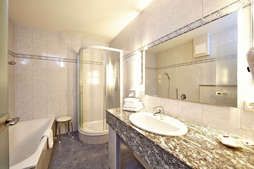 Deluxe Double Room, 1 Queen Bed, Balcony, Mountain View