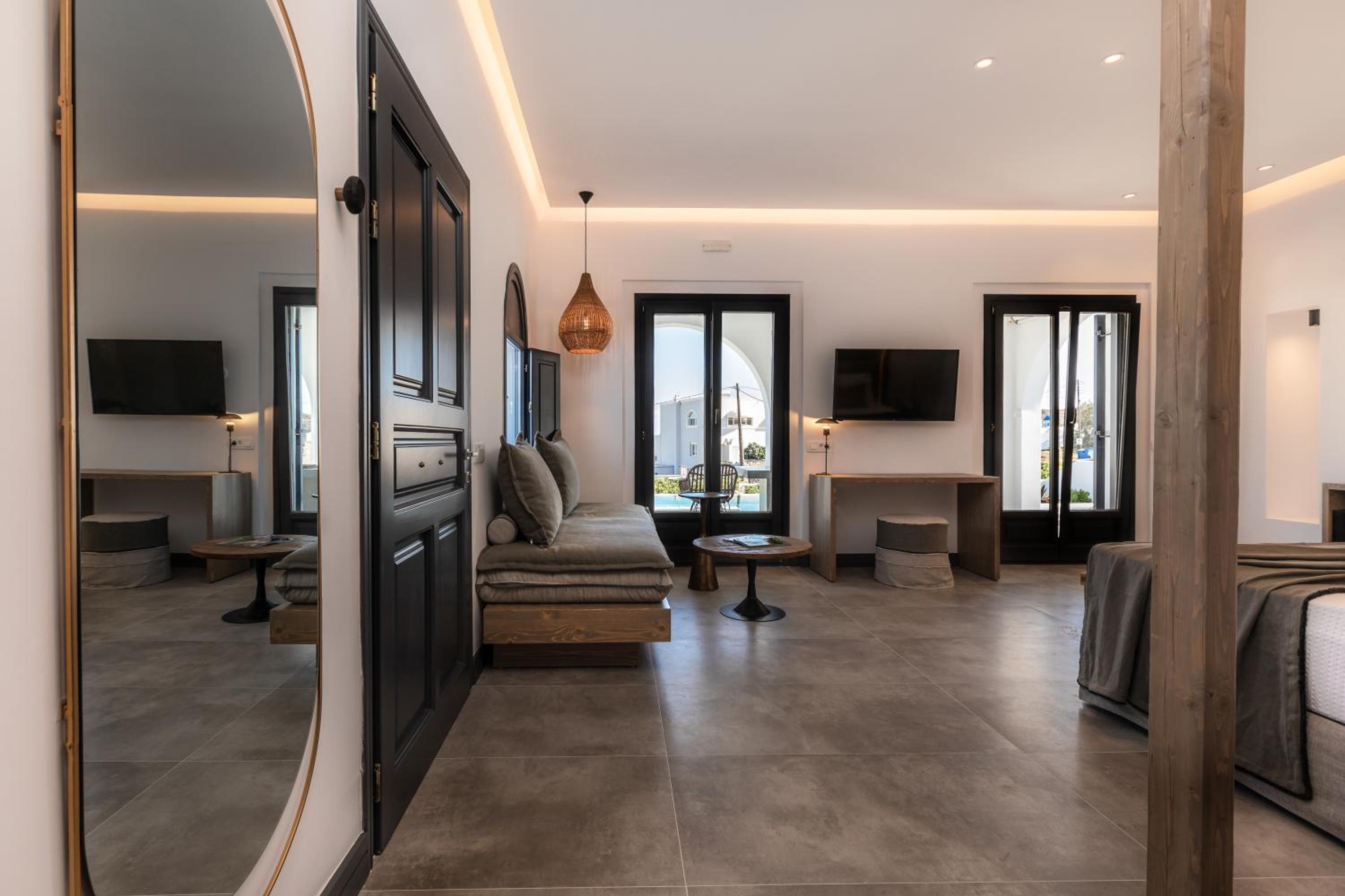 Honeymoon Suite with Private Pool & Jetted Tub