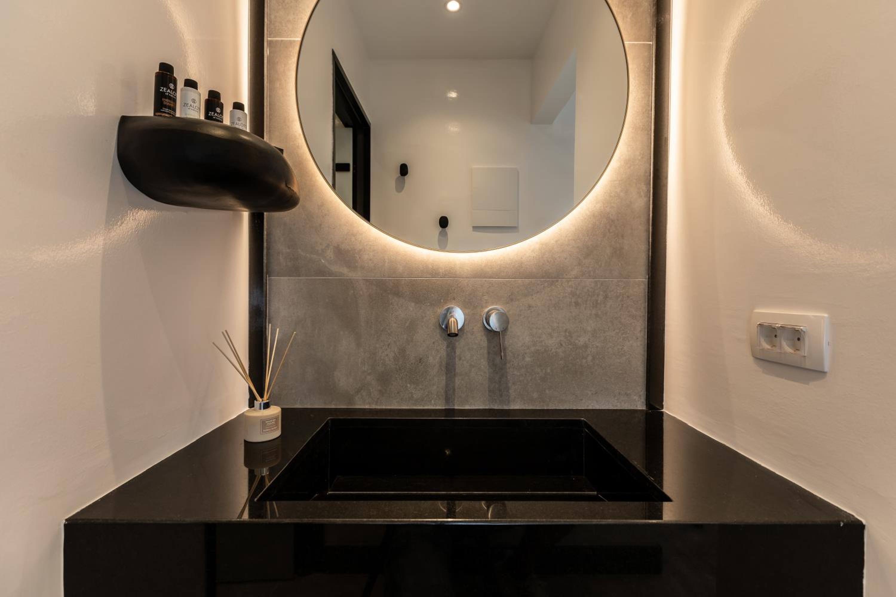 Honeymoon Suite with Private Pool & Jetted Tub