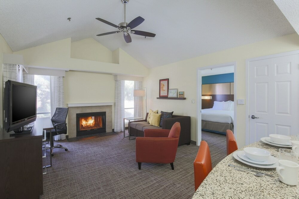 Suite, 2 Bedrooms (Mobility/Hearing Accessible, Tub)