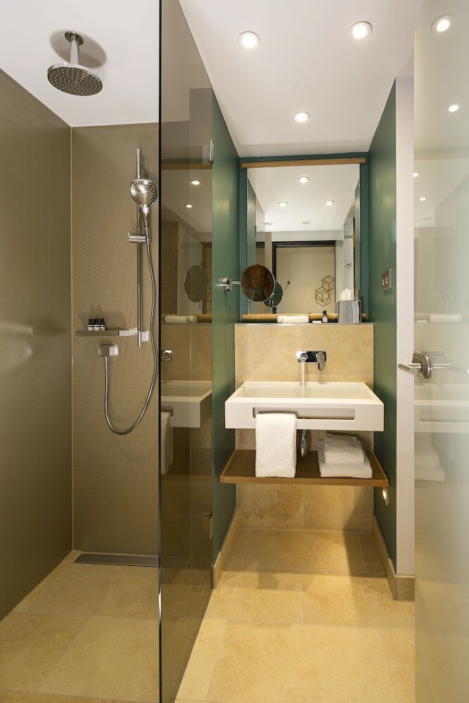 Standard Room, 1 Queen Bed, Courtyard View