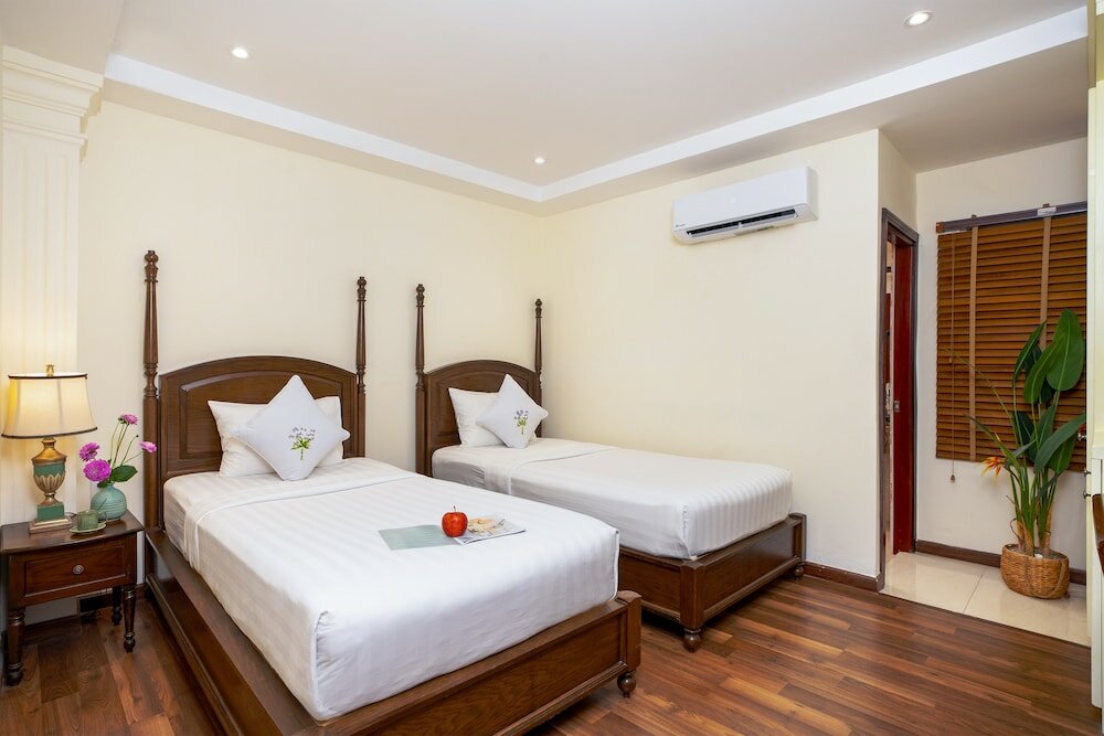 Superior Twin Bed - Internal Window