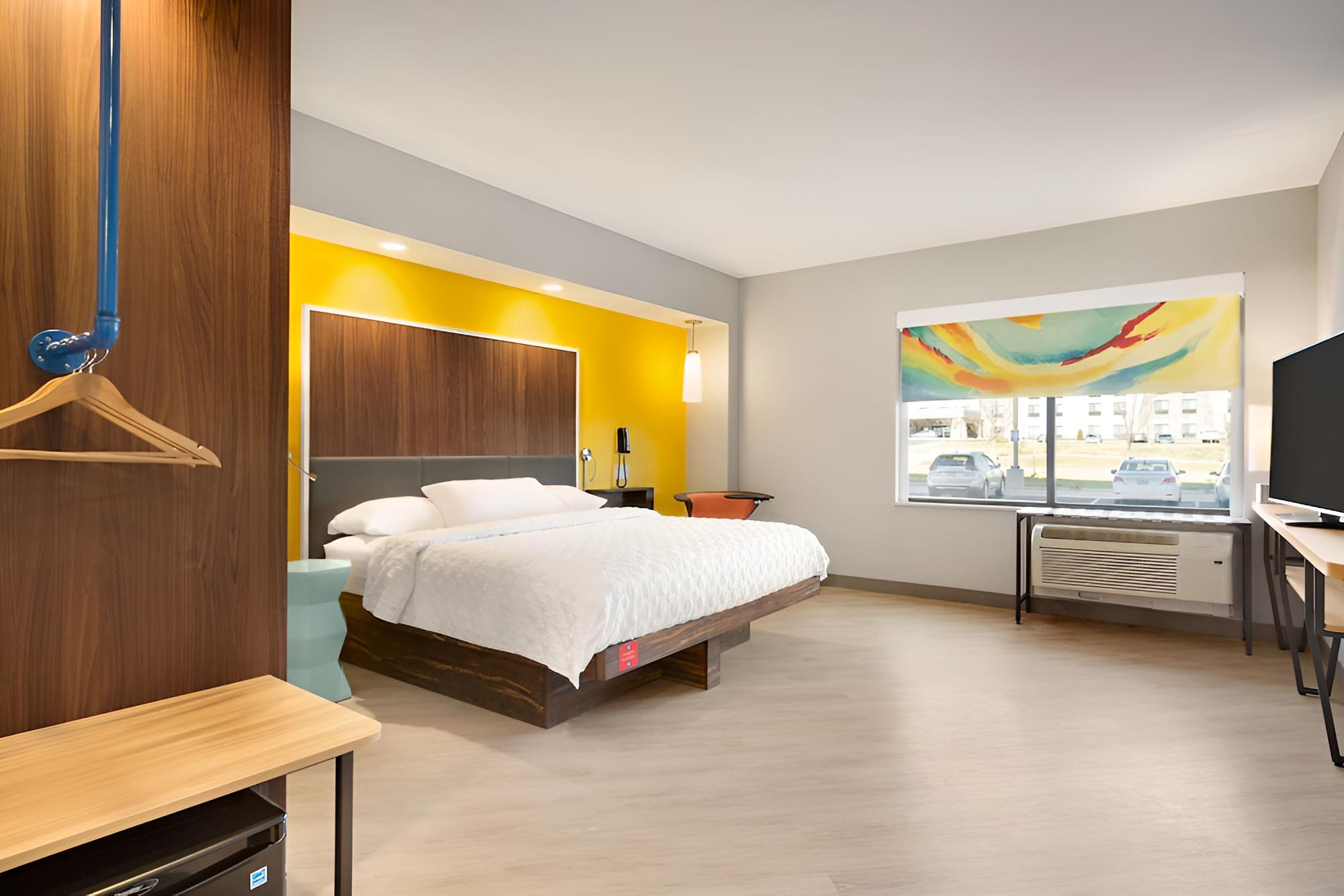 Room, 1 King Bed, Accessible, Non Smoking (Mobility & Hearing, Roll-in Shower)