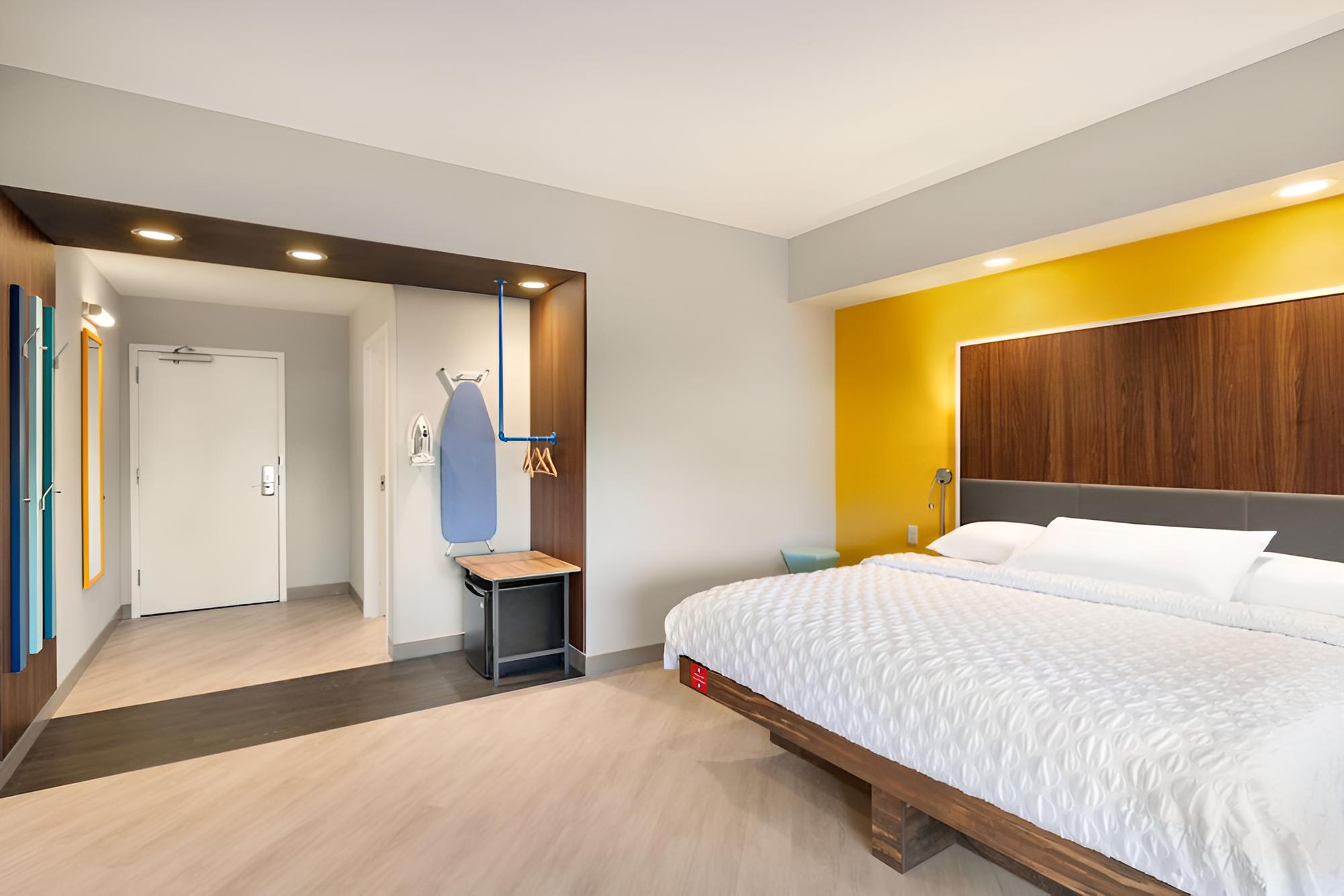 Room, 1 King Bed, Accessible, Non Smoking (Mobility & Hearing, Roll-in Shower)