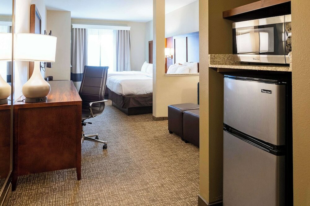 Suite, 2 Queen Beds, Non Smoking (Living Room)