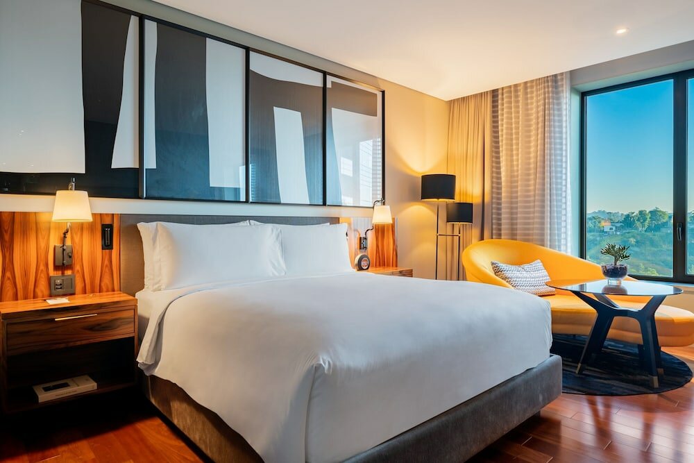 Deluxe Room, 1 King Bed, River View