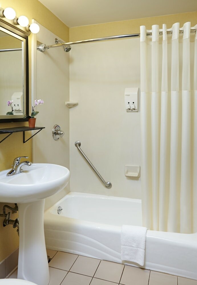 Traditional Room, 1 Queen Bed, Non Smoking (Smaller Room)