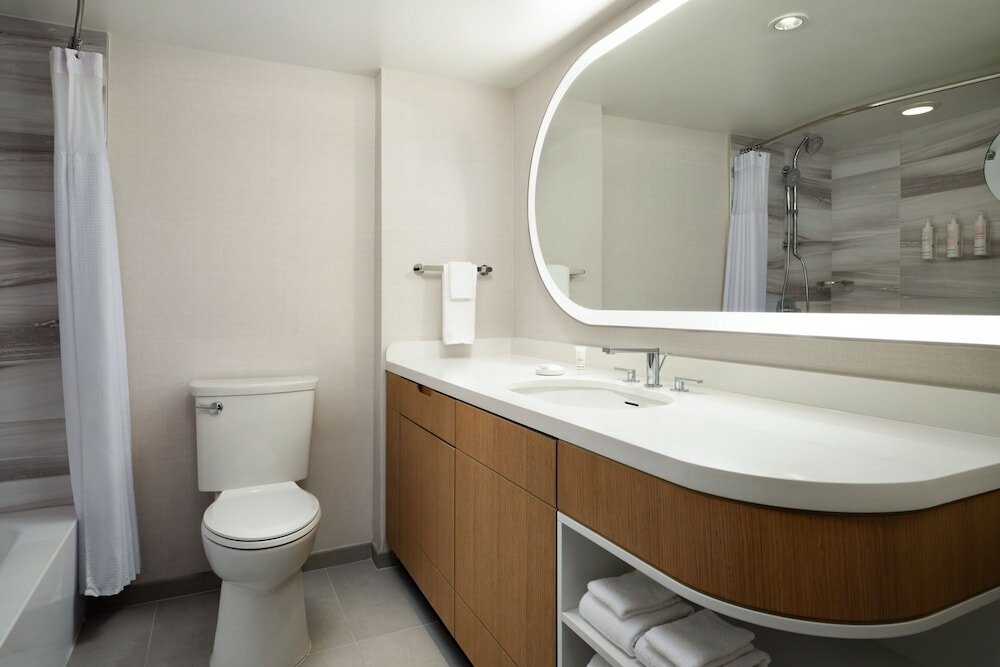 Club Room, 1 King Bed, City View