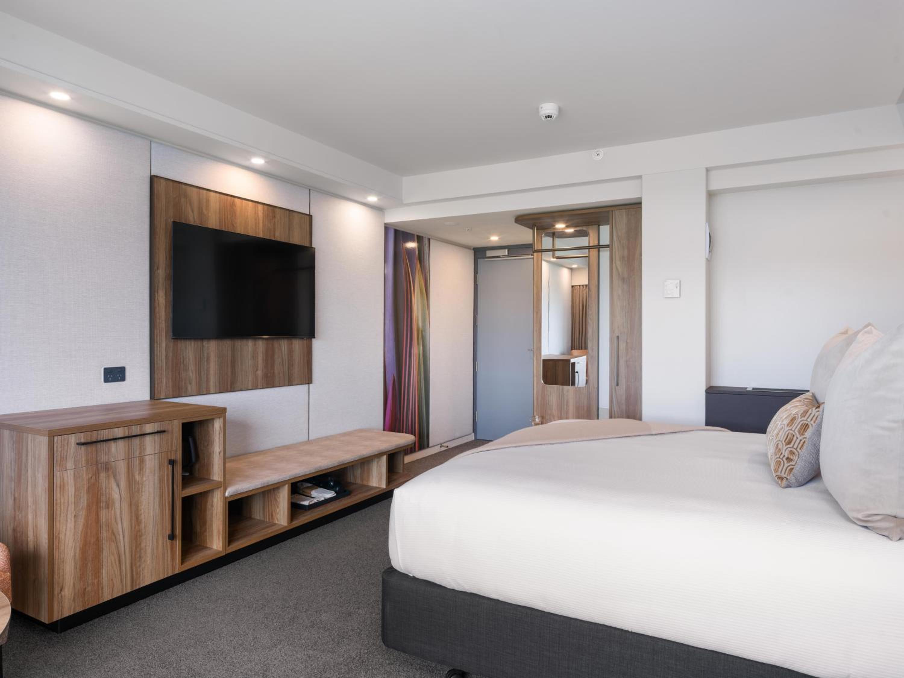 Club Lakeview 1 King – with Club Lounge Access