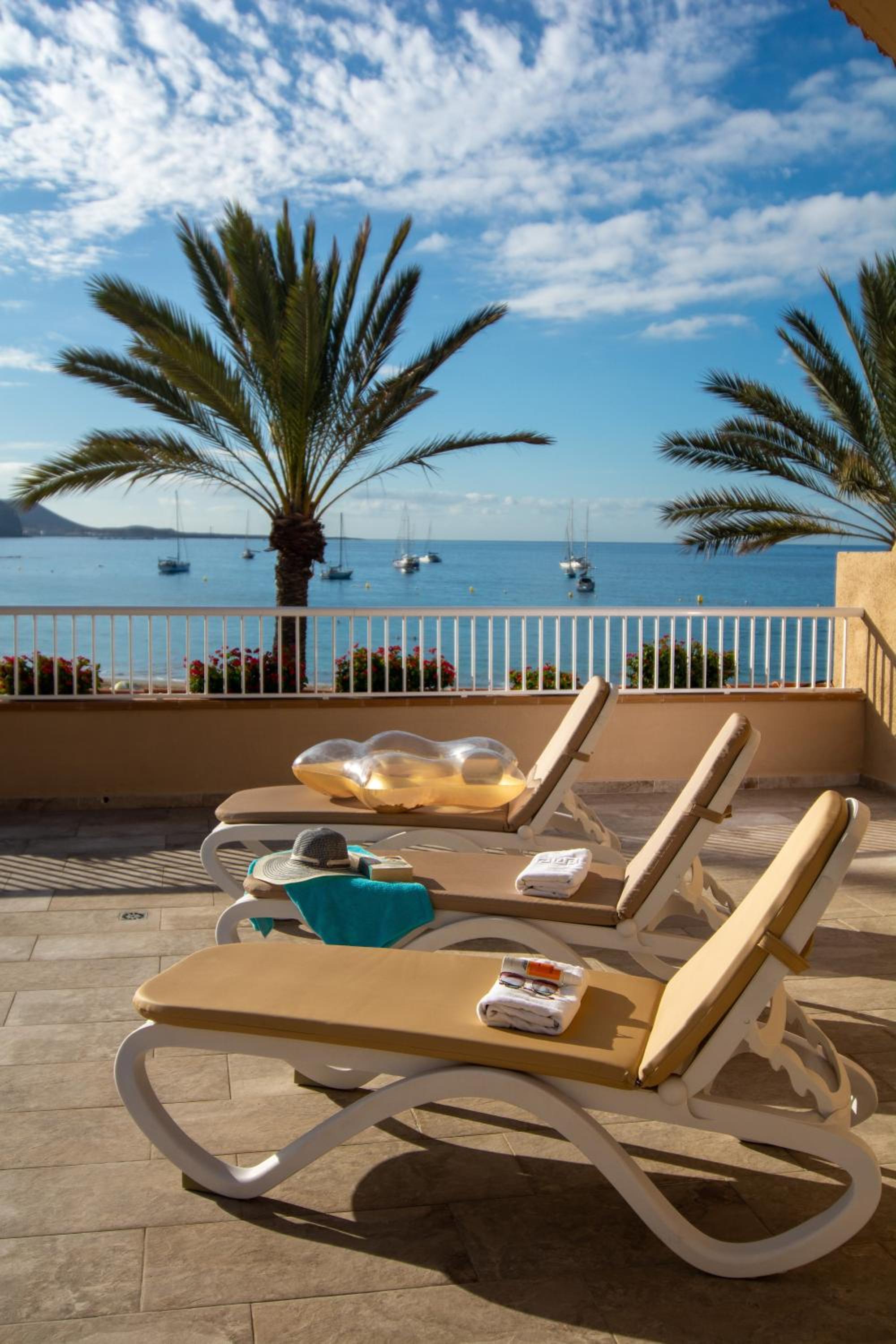 Three-Bedroom Superior Apartment with Sea View 