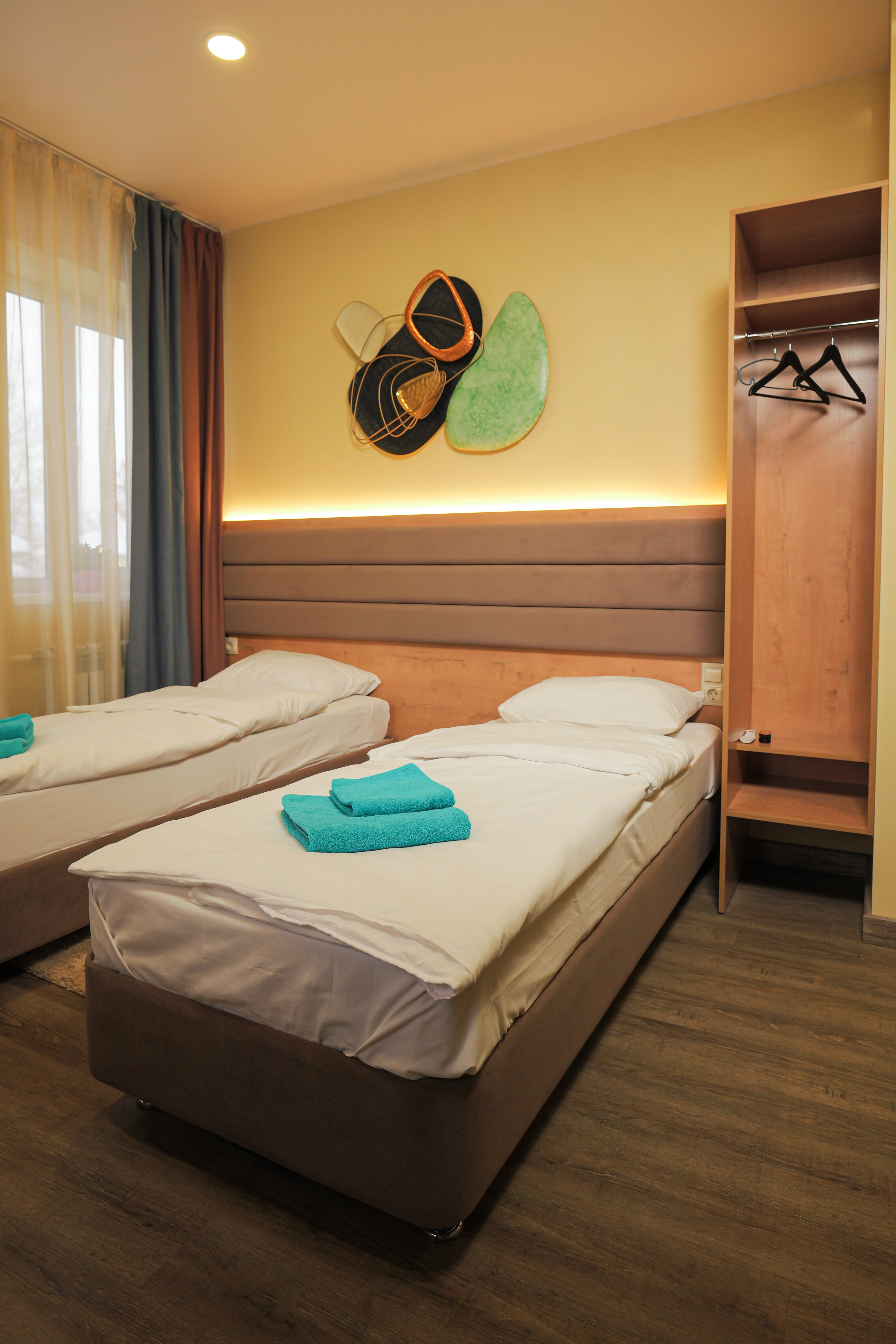 Четырехместный номер эконом-класса с общей ванной комнатой