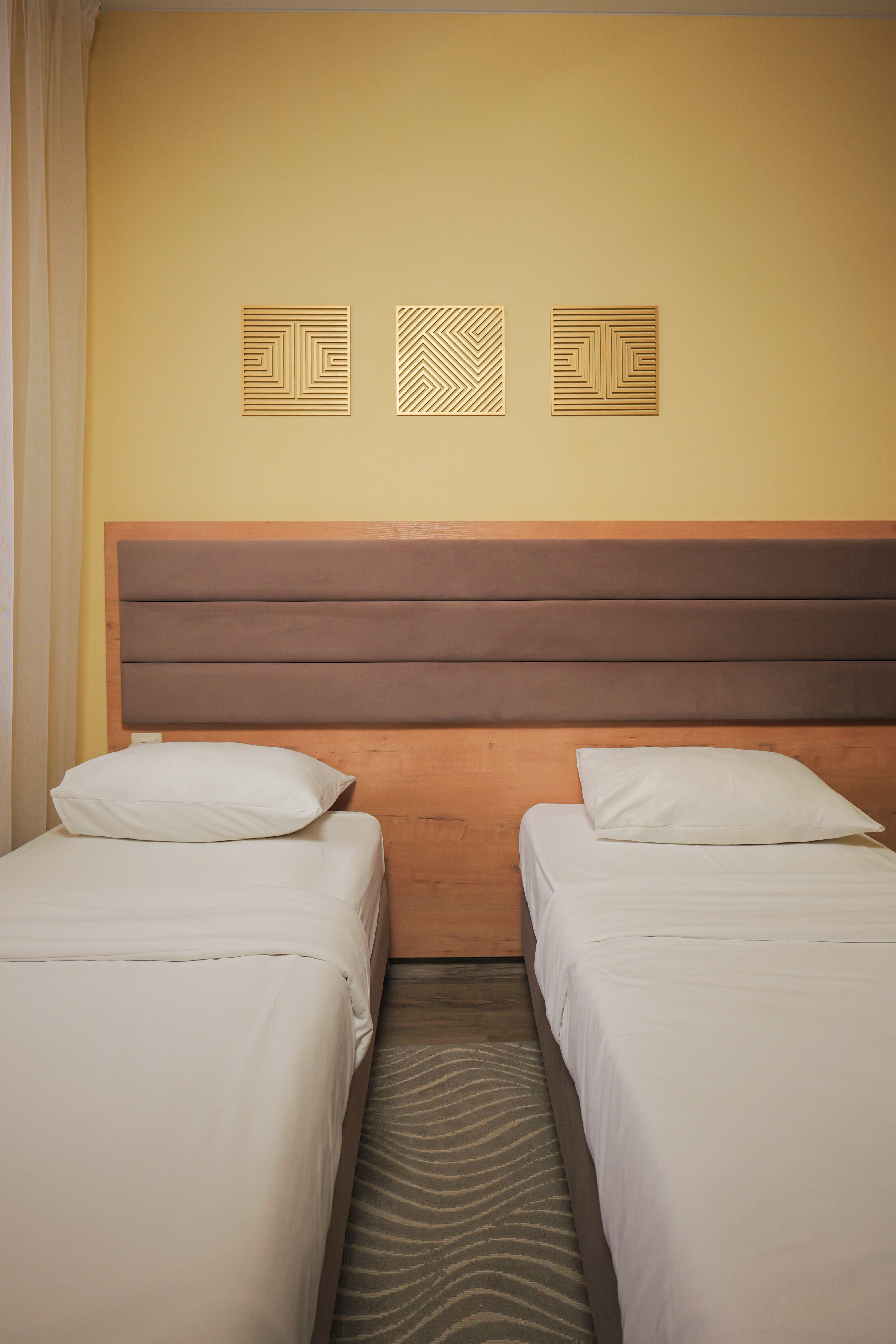 Двухместный номер с 2 отдельными кроватями и общей ванной комнатой