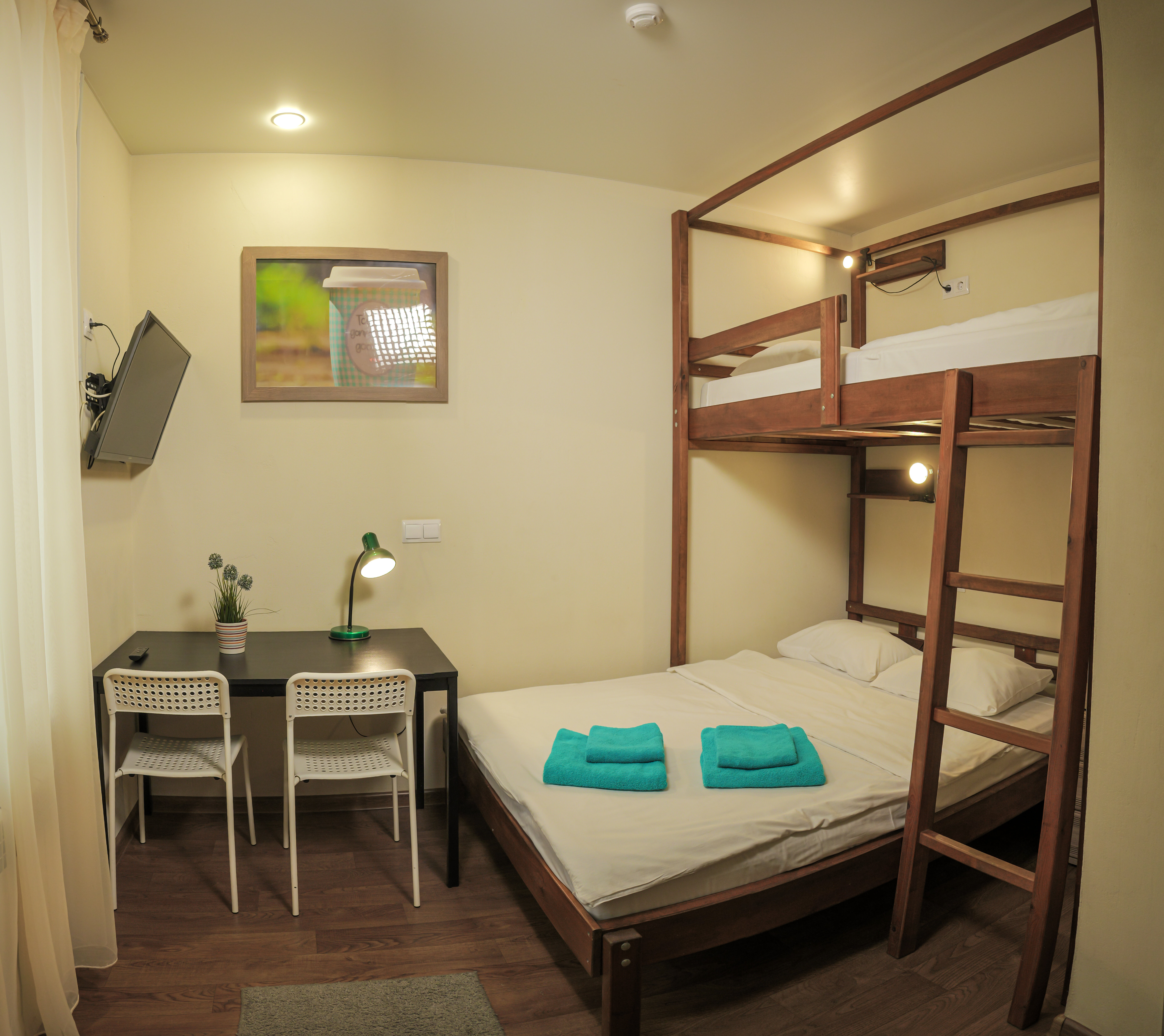 Трехместный номер эконом-класса с общей ванной комнатой