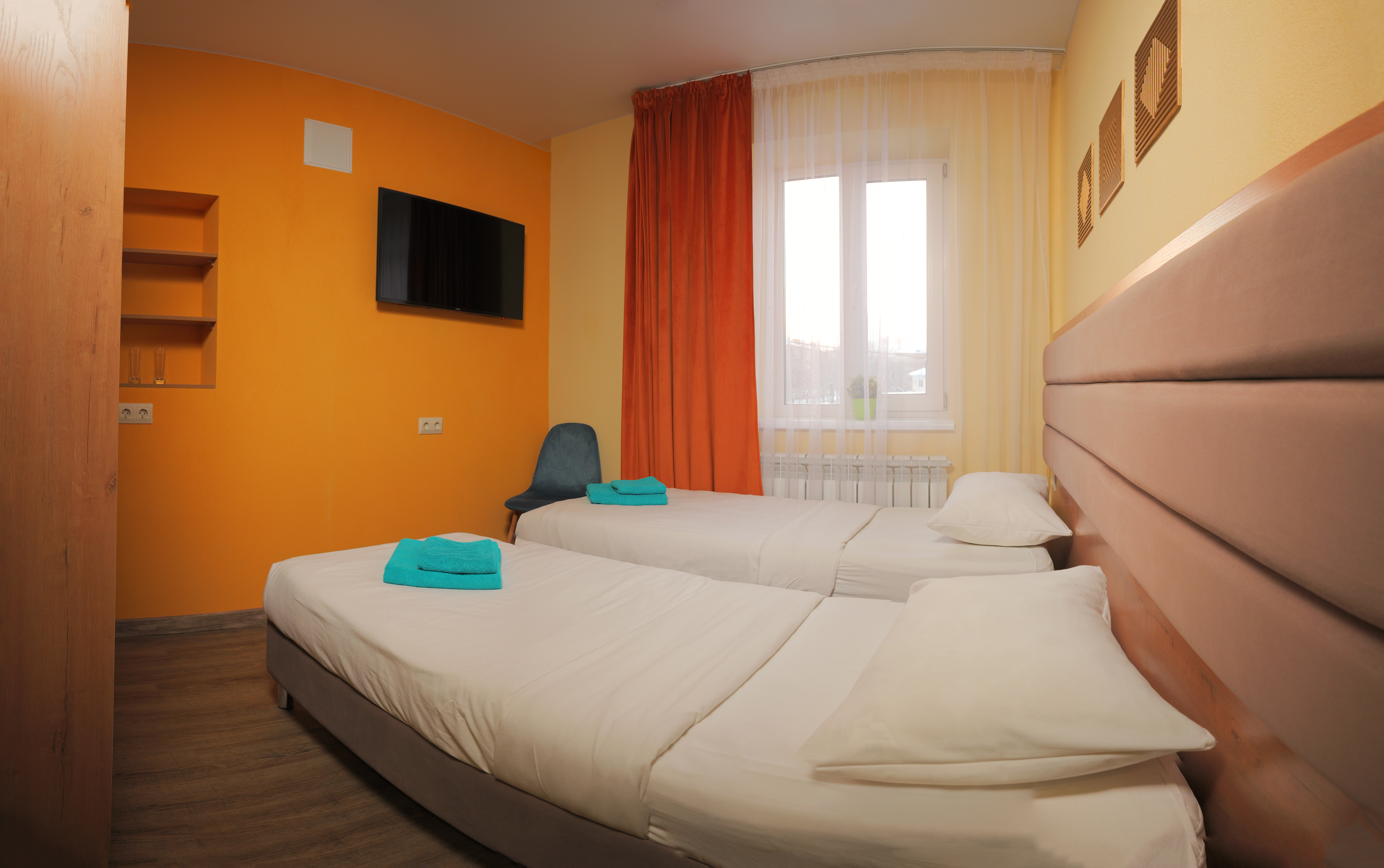 Двухместный номер с 2 отдельными кроватями и общей ванной комнатой