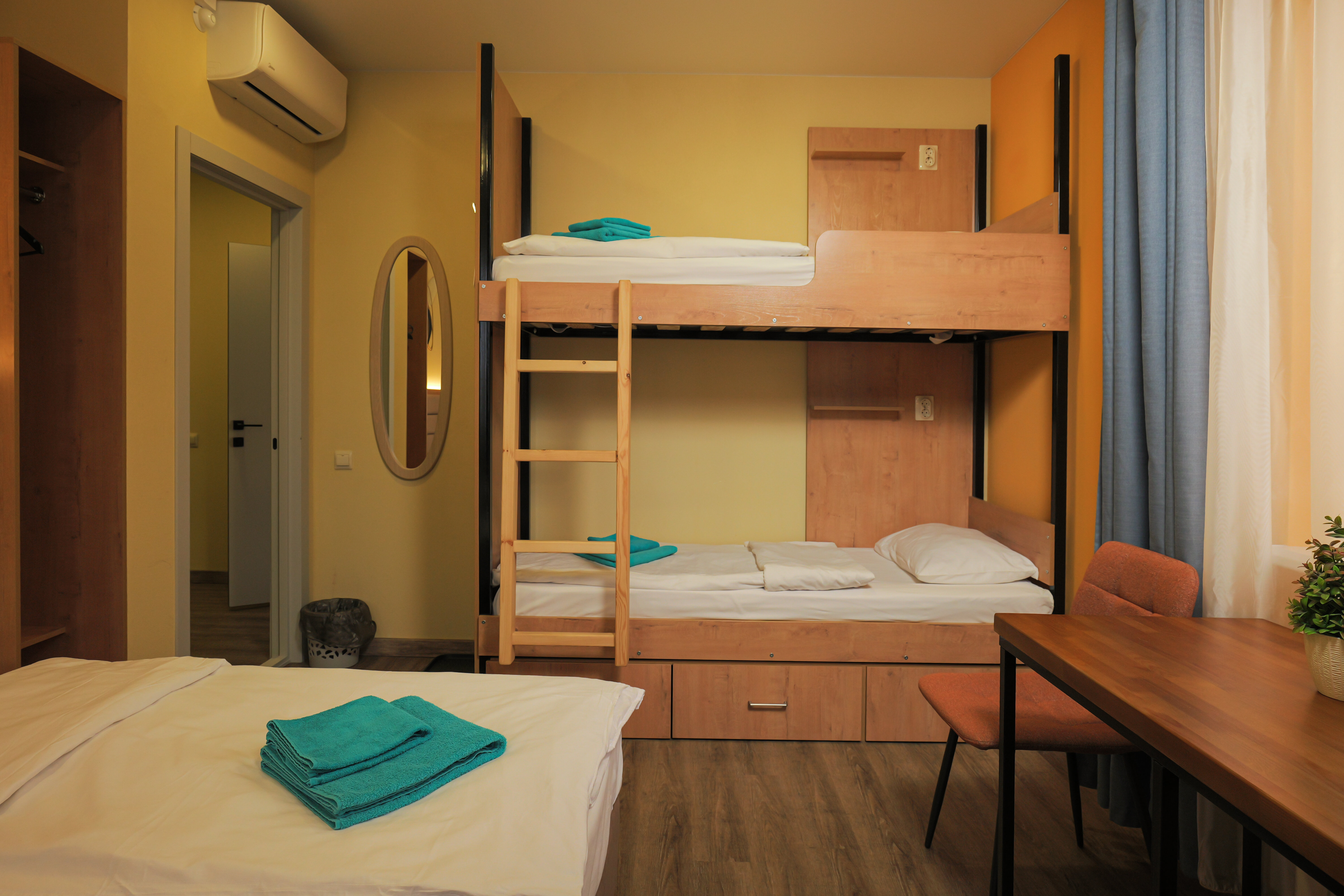 Четырехместный номер эконом-класса с общей ванной комнатой