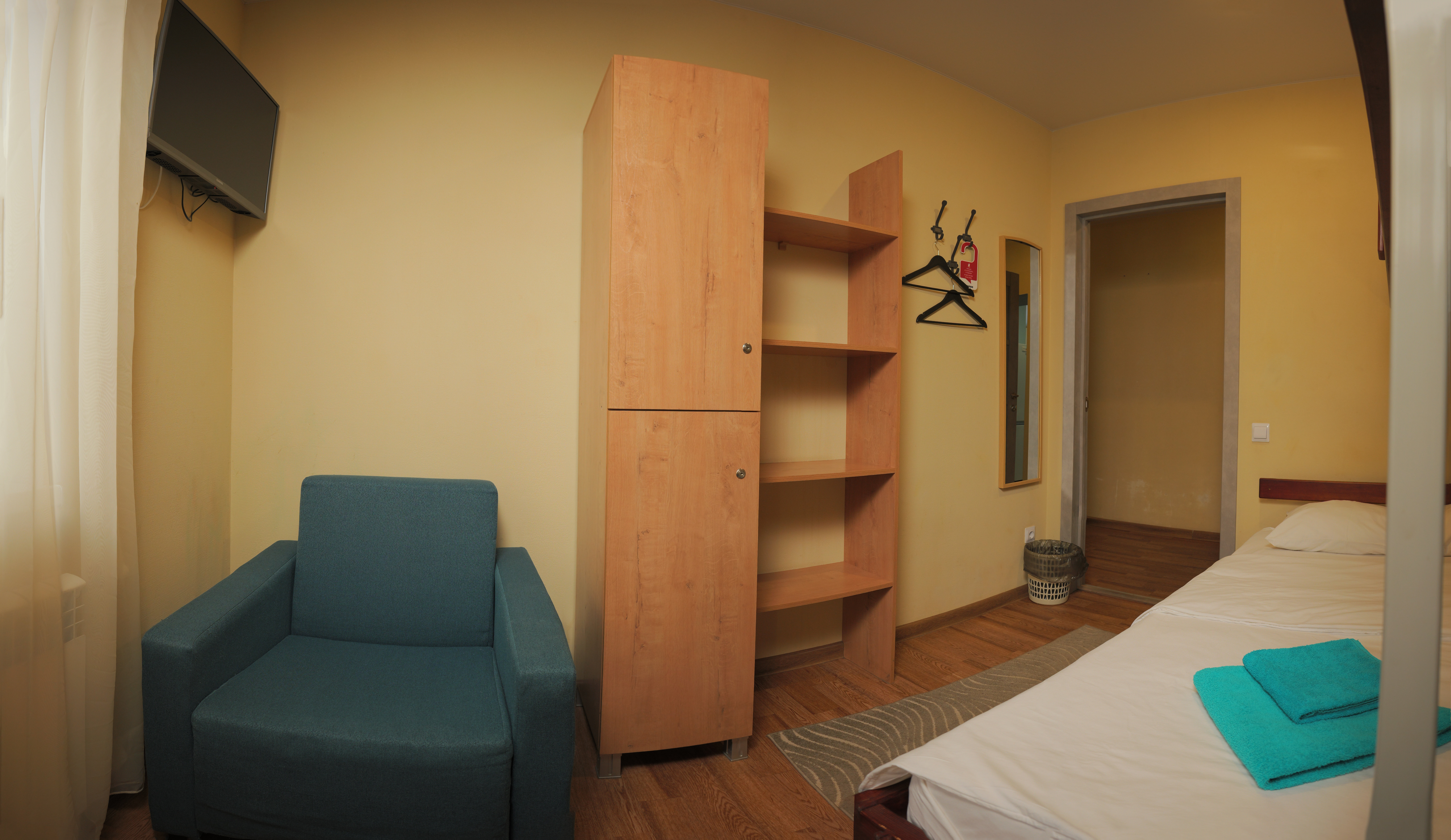 Трехместный номер эконом-класса с общей ванной комнатой