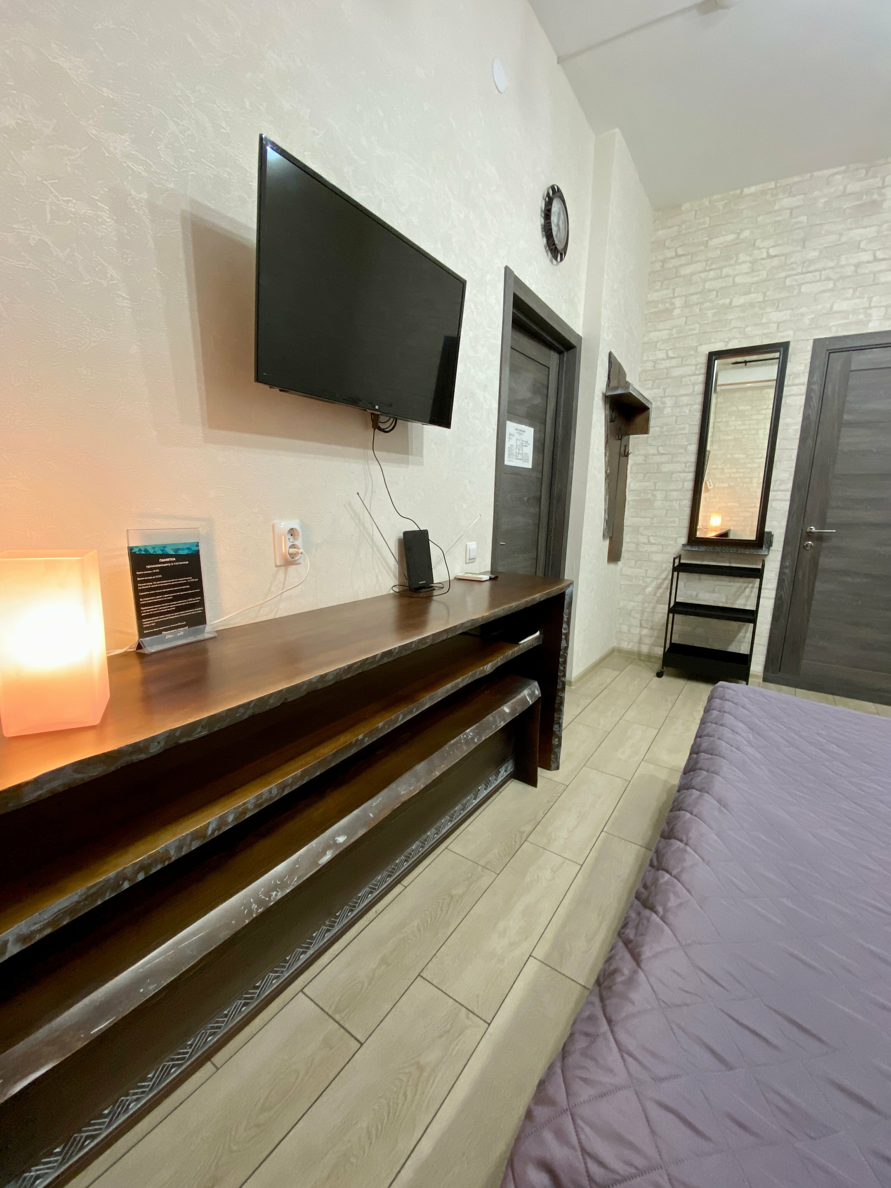 Двухместный номер с двуспальной кроватью и дополнительной кроватью