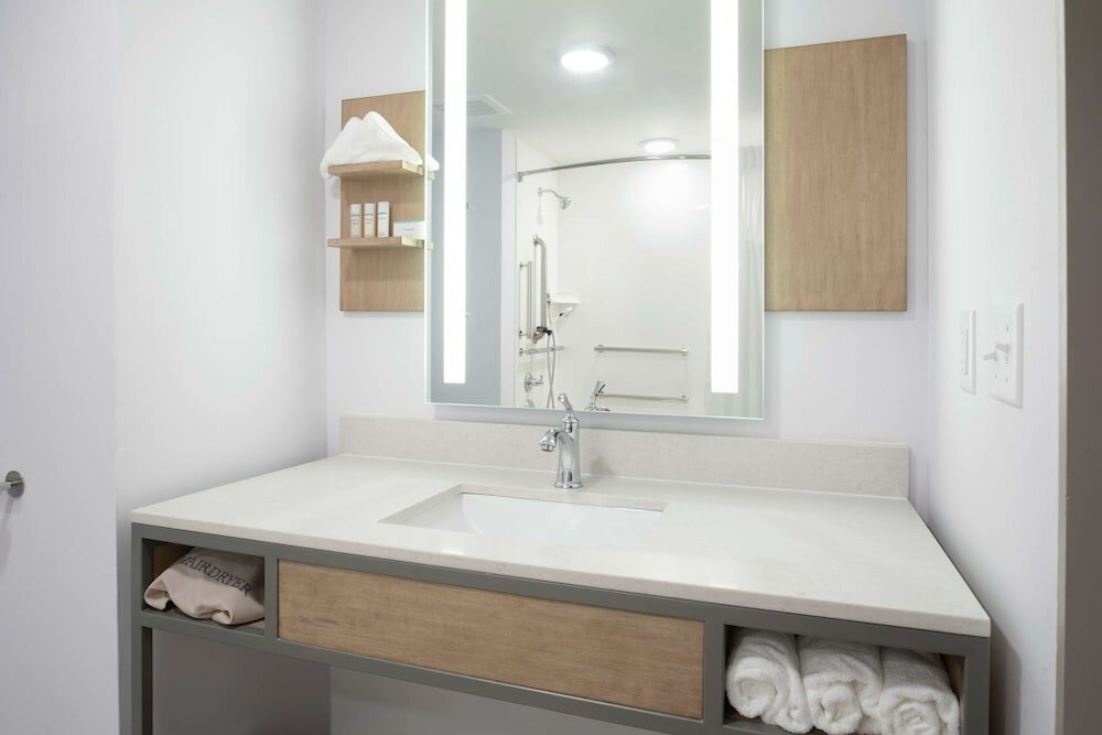 Executive Suite, 1 King Bed, Accessible, Bathtub