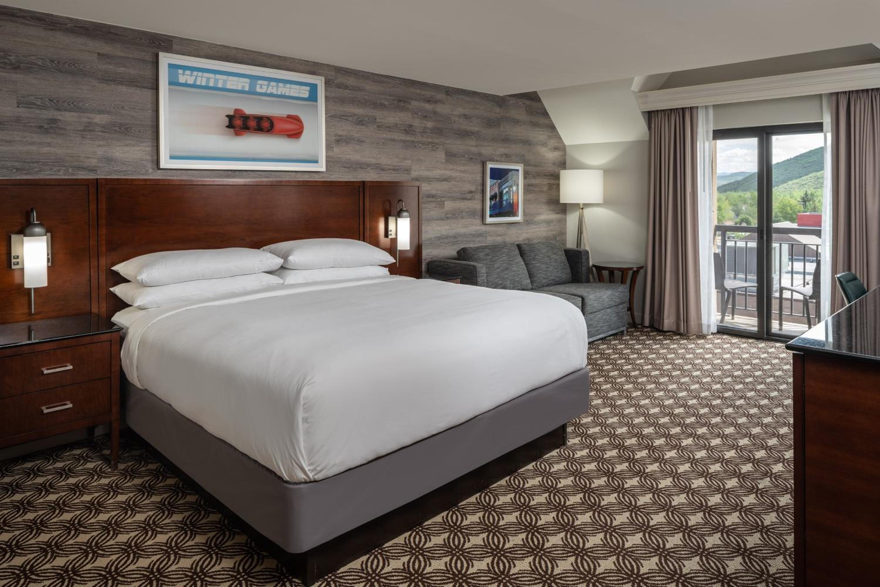 Junior Suite, 1 King, Corner room, Balcony