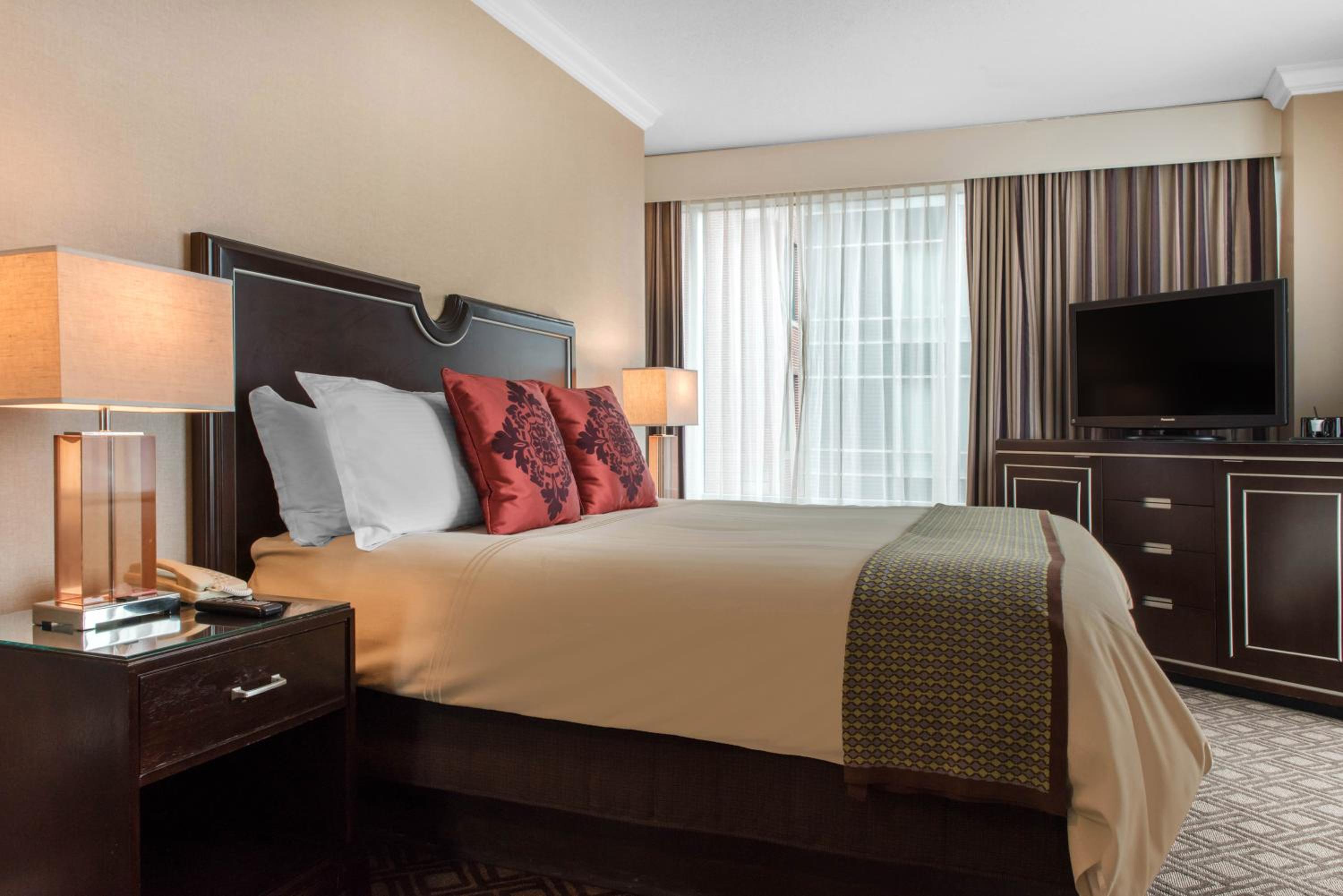 Ada Plaza Suite - 1 King Bed