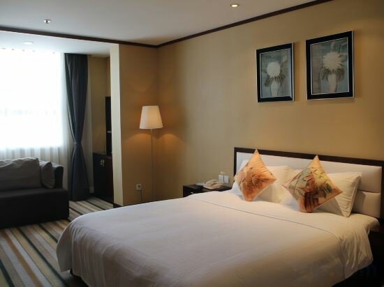 Business Queen Room