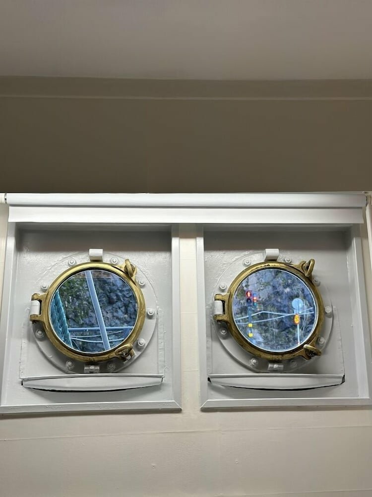 Twin bedroom with shared bathroom