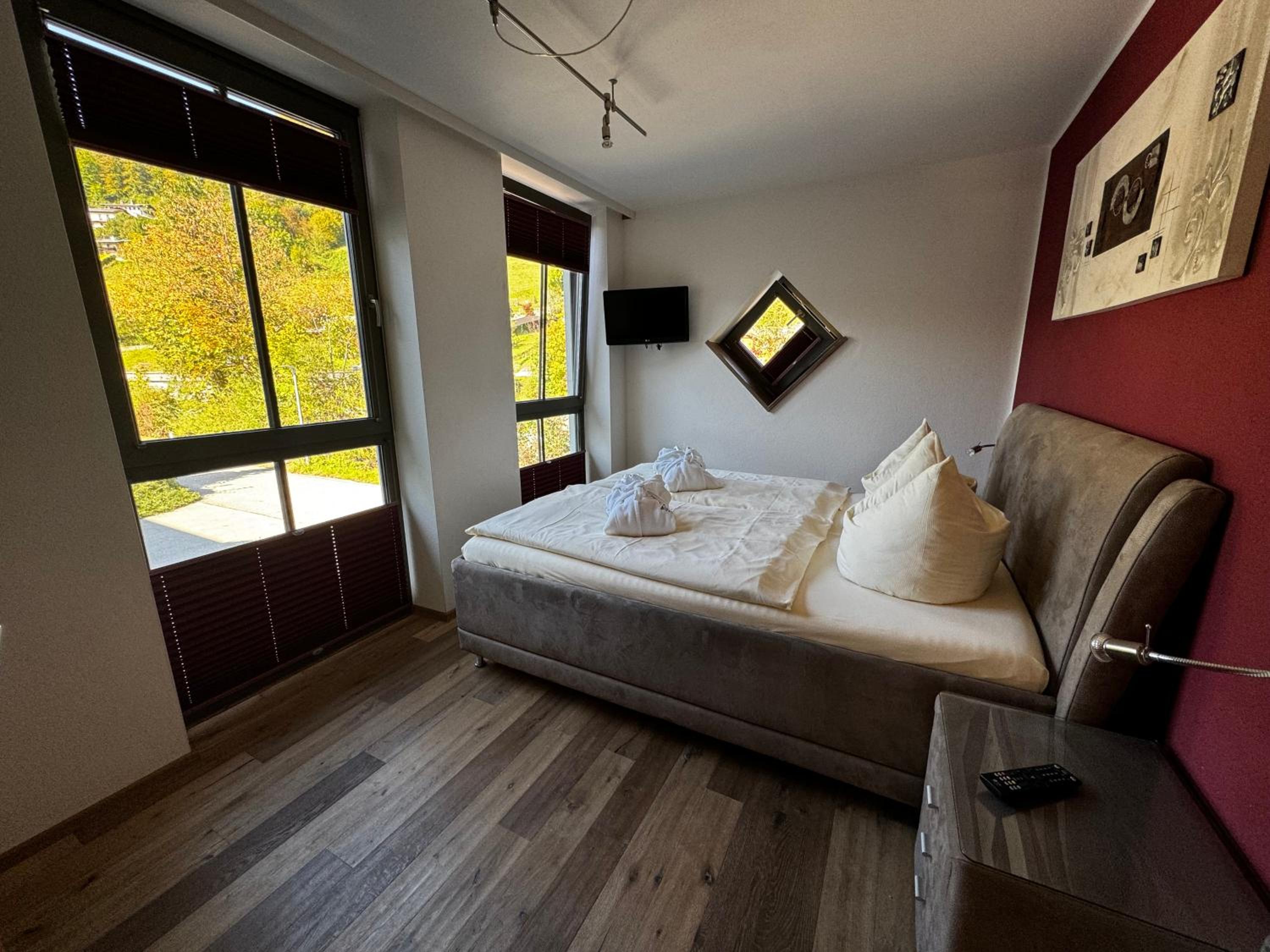 One-Bedroom Apartment with Mountain View (4 Adults) 