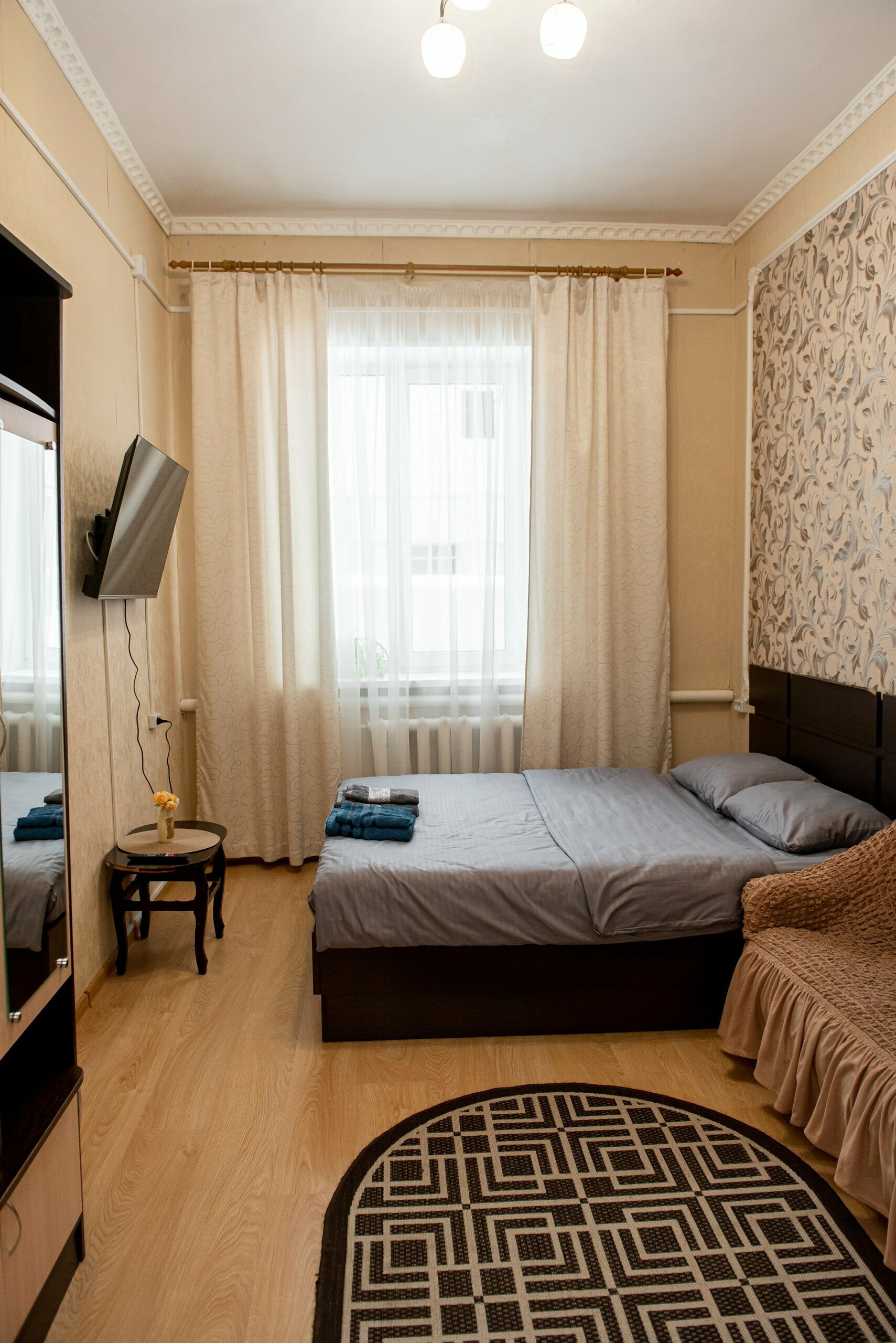 Двухместный номер с двуспальной кроватью и дополнительной кроватью