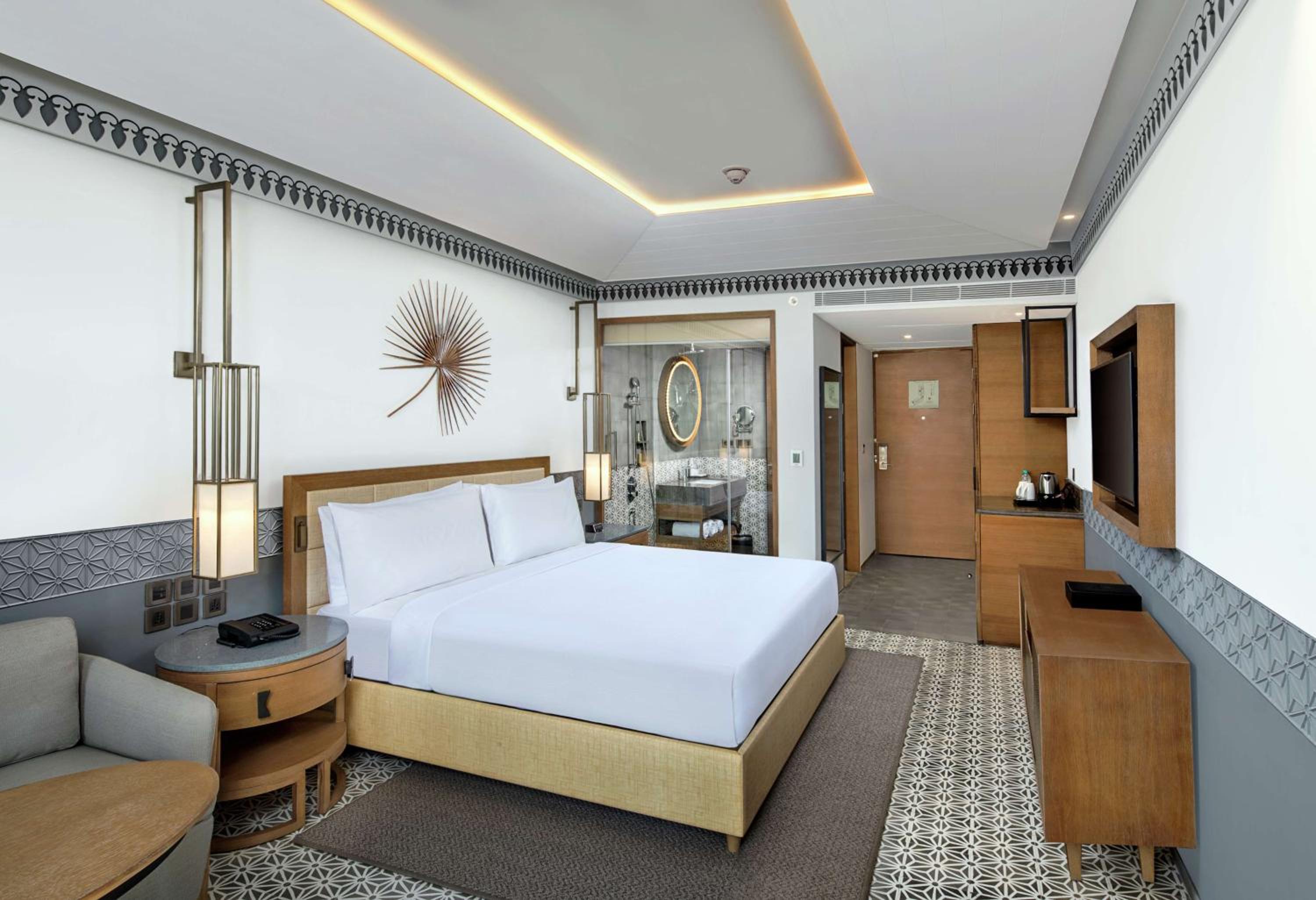 Deluxe King Room with Garden View and Balcony