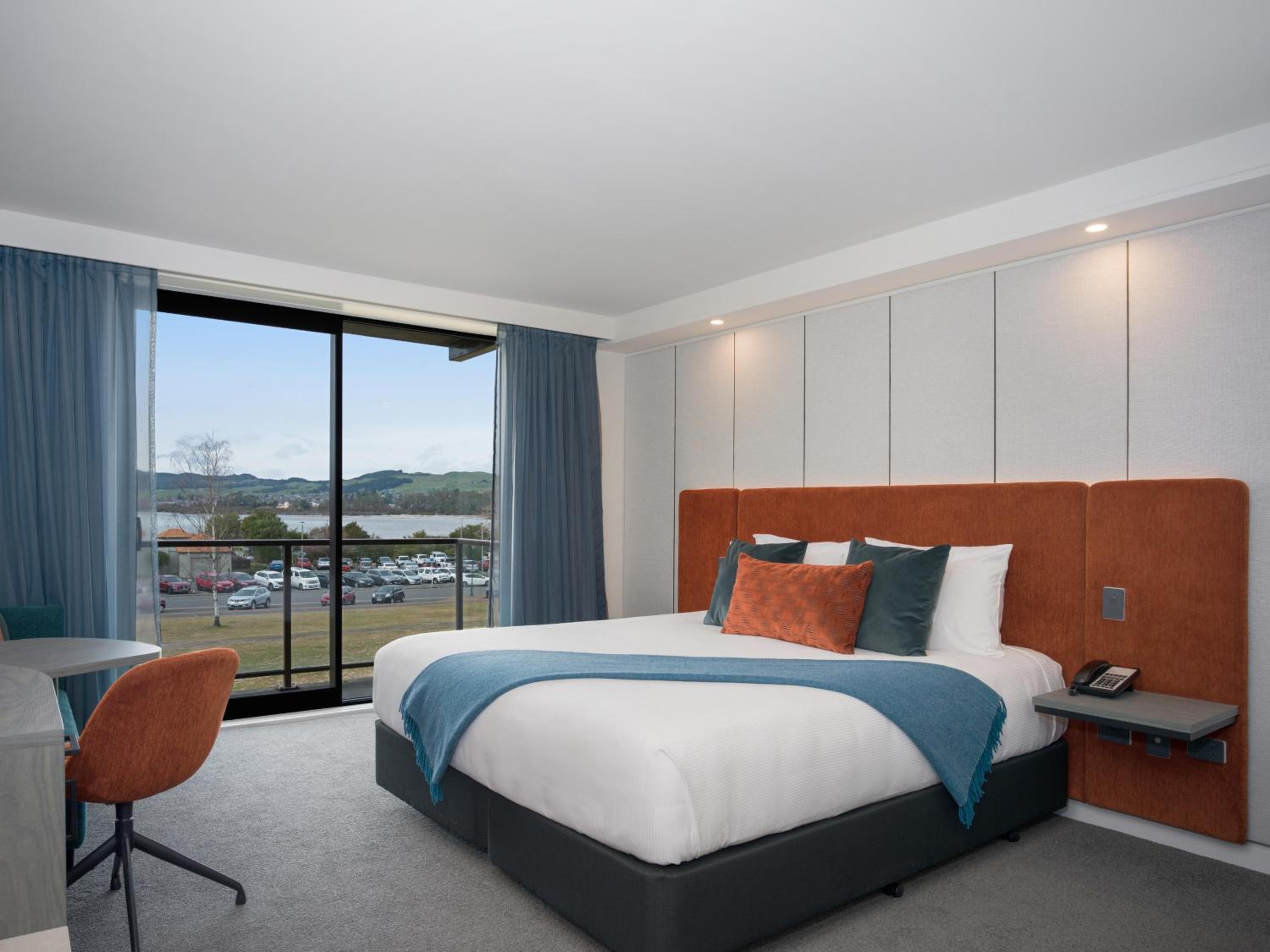 Superior Balcony 1 King 